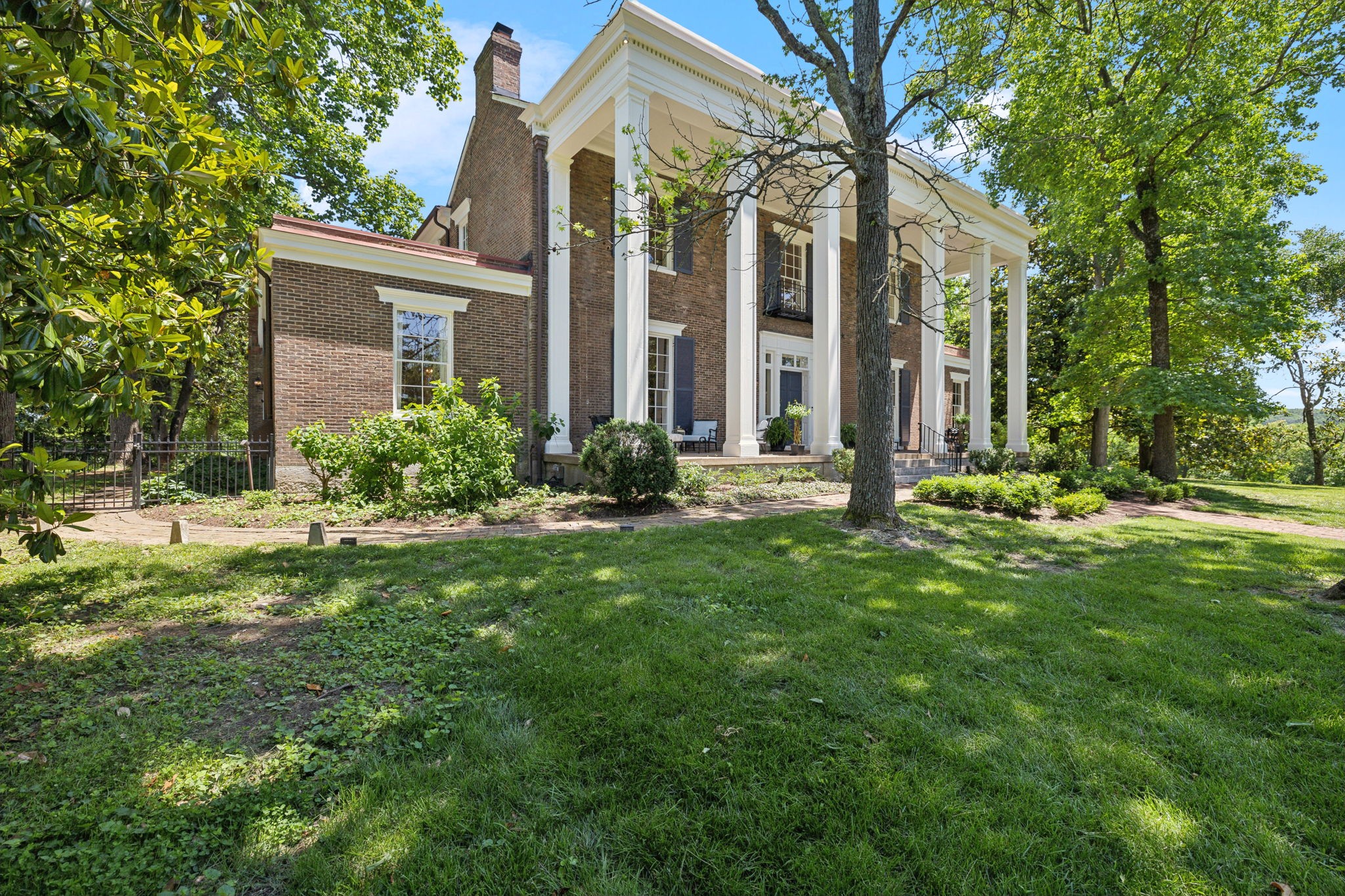 1800 Grey Pointe Dr