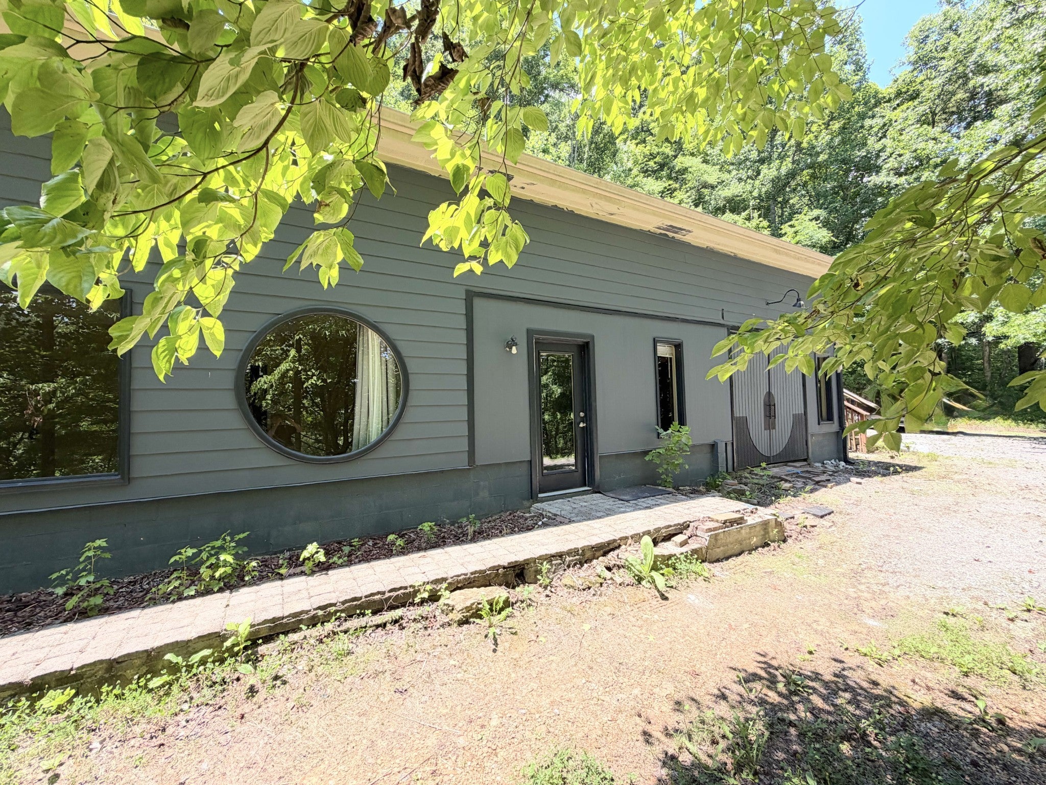 4033 New Highway 96 W