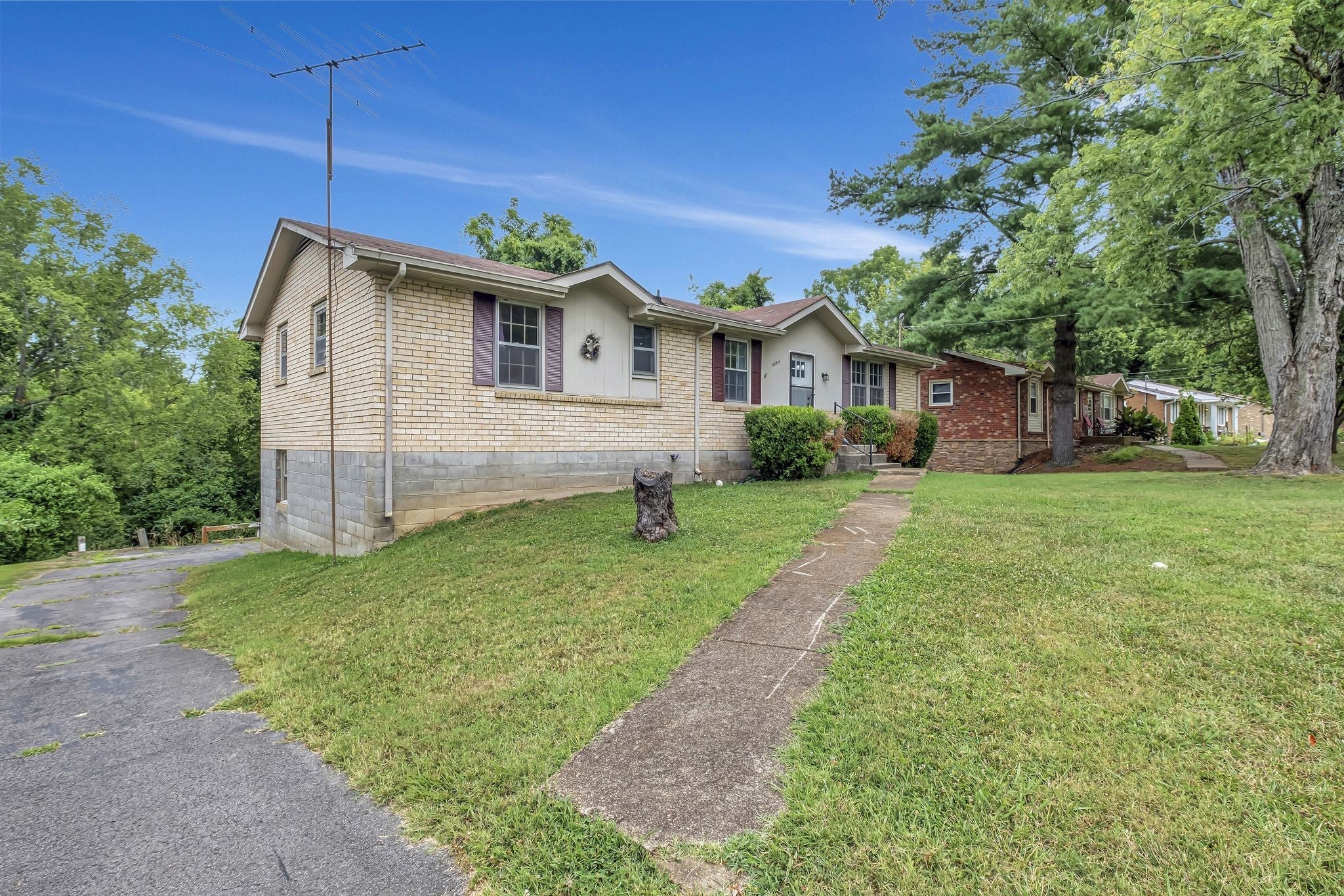 4884 Whittier Dr