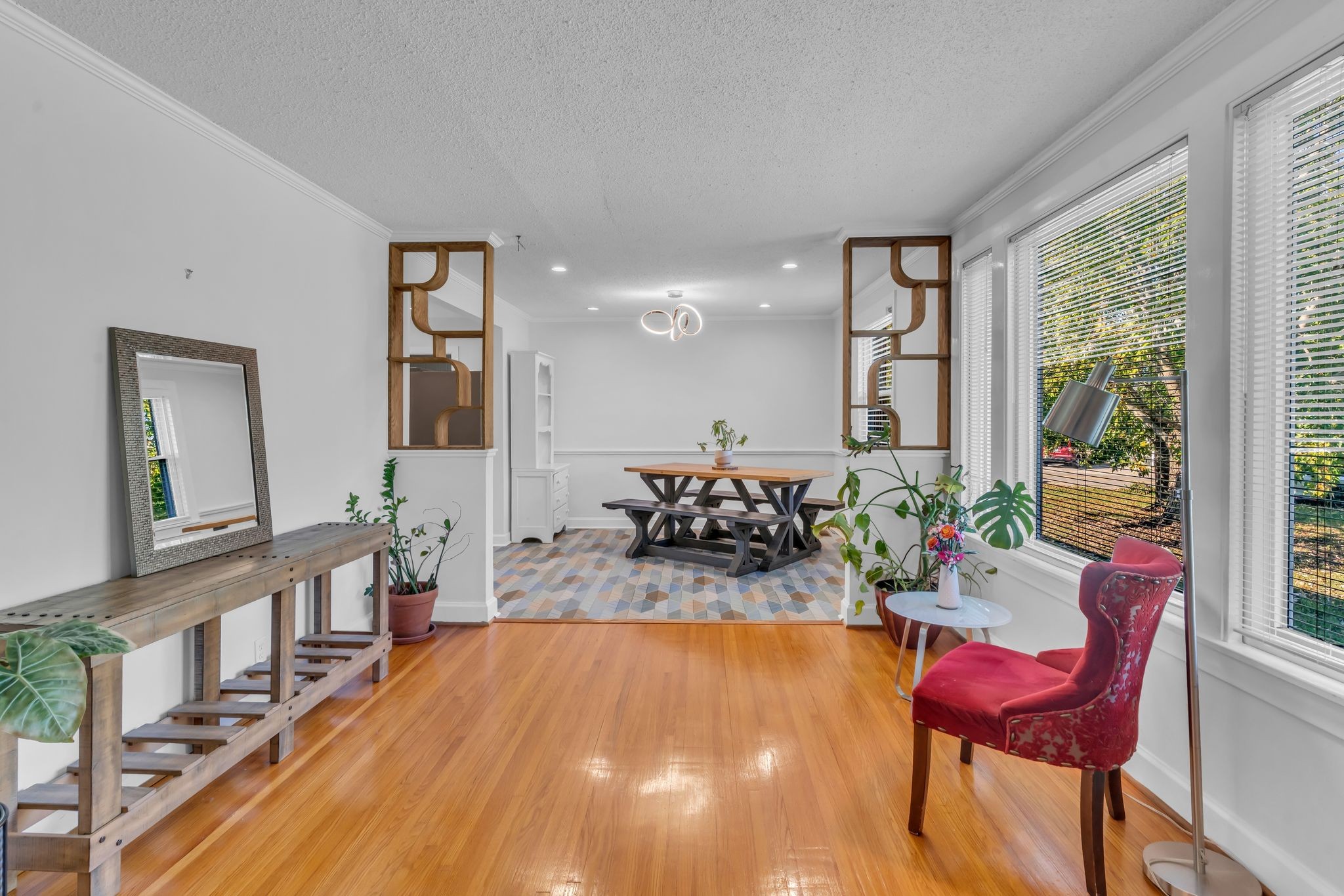 2205 Crestline Dr