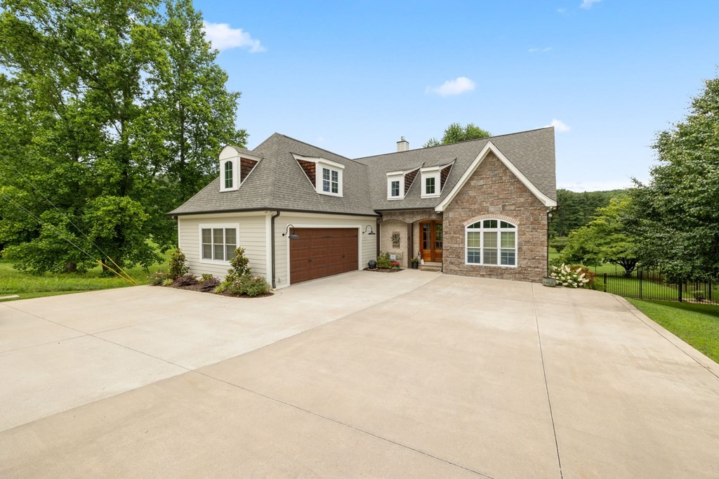 1671 Golf Ln