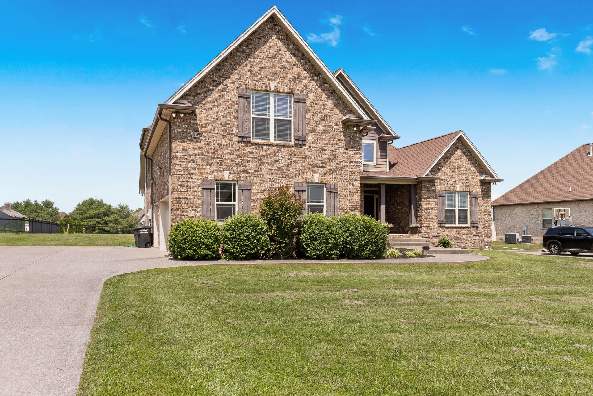 2222 London Ln