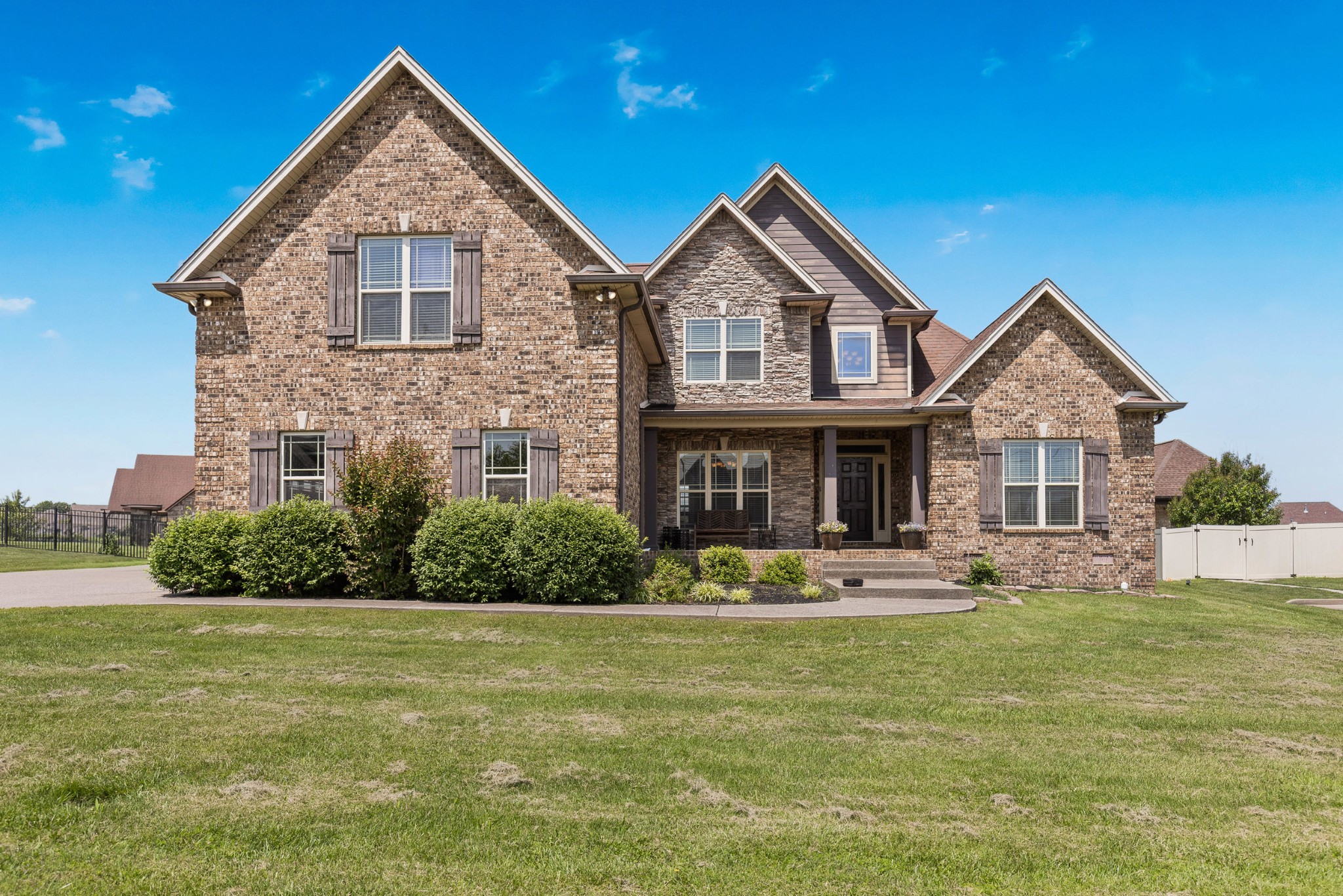 2222 London Ln