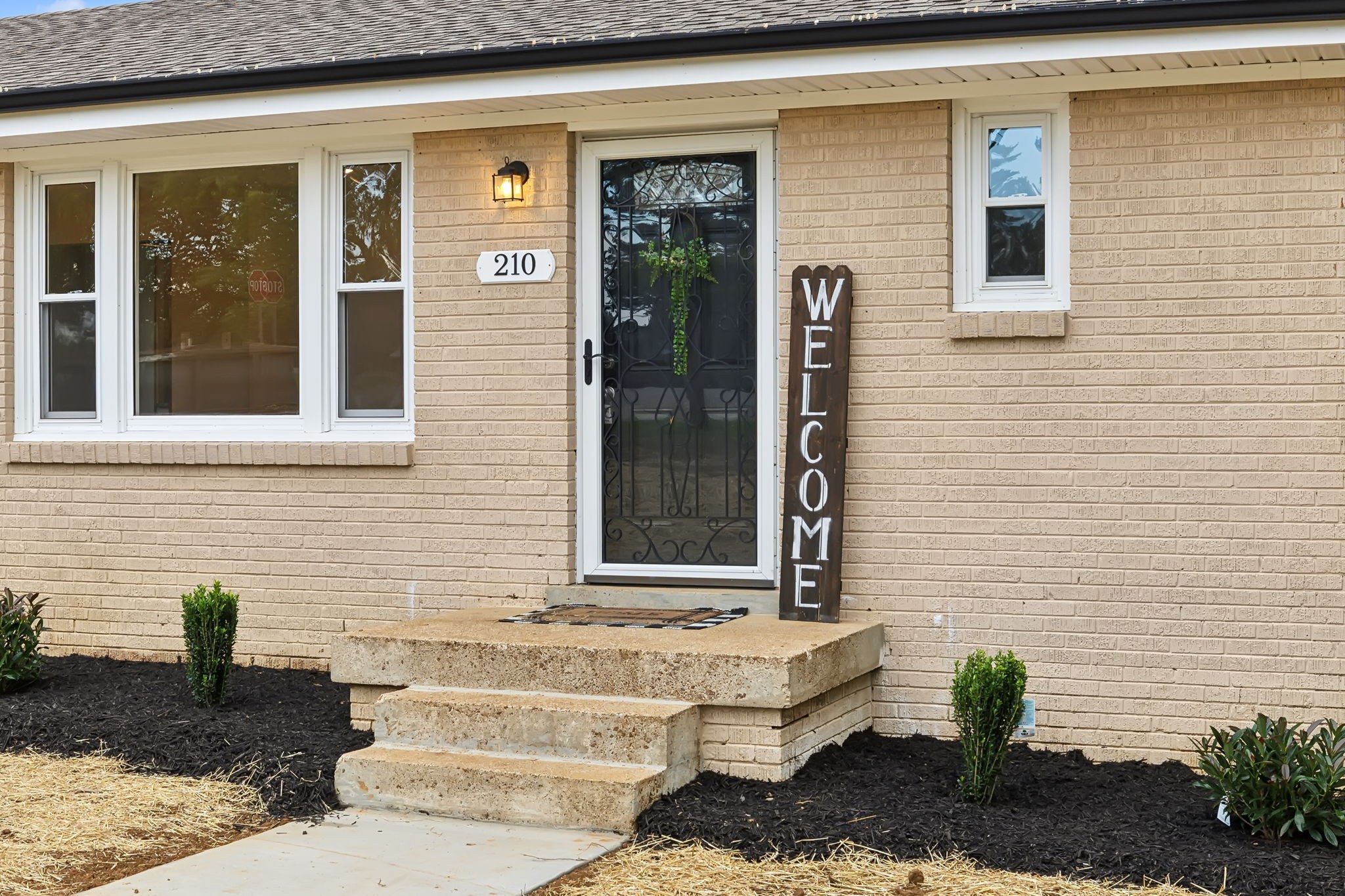 210 W Meadow Dr