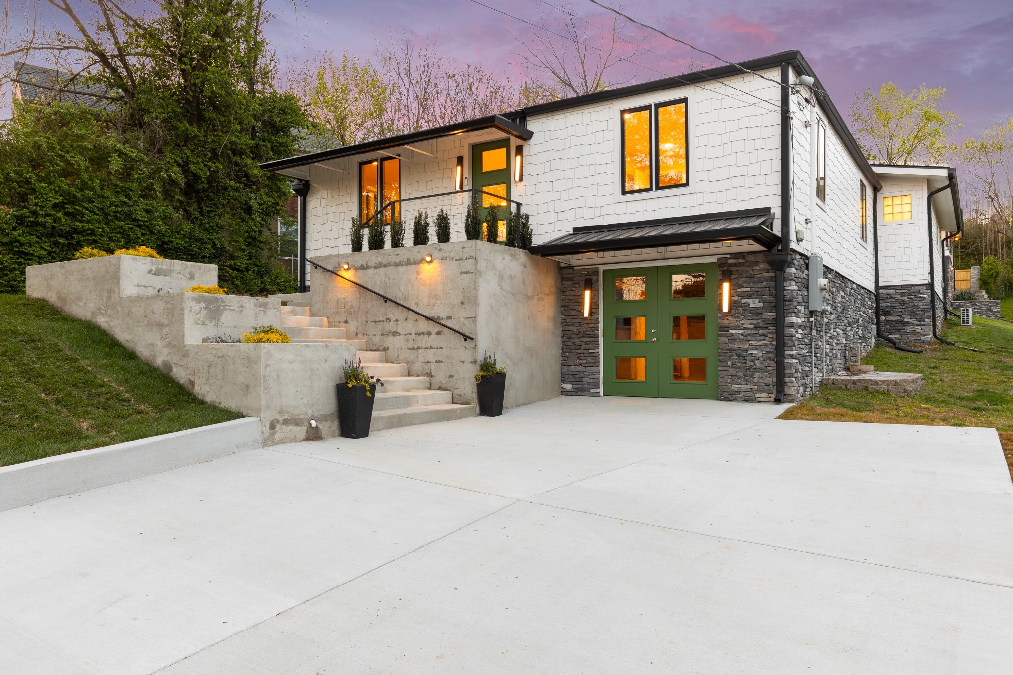 2013 Hackberry Ln