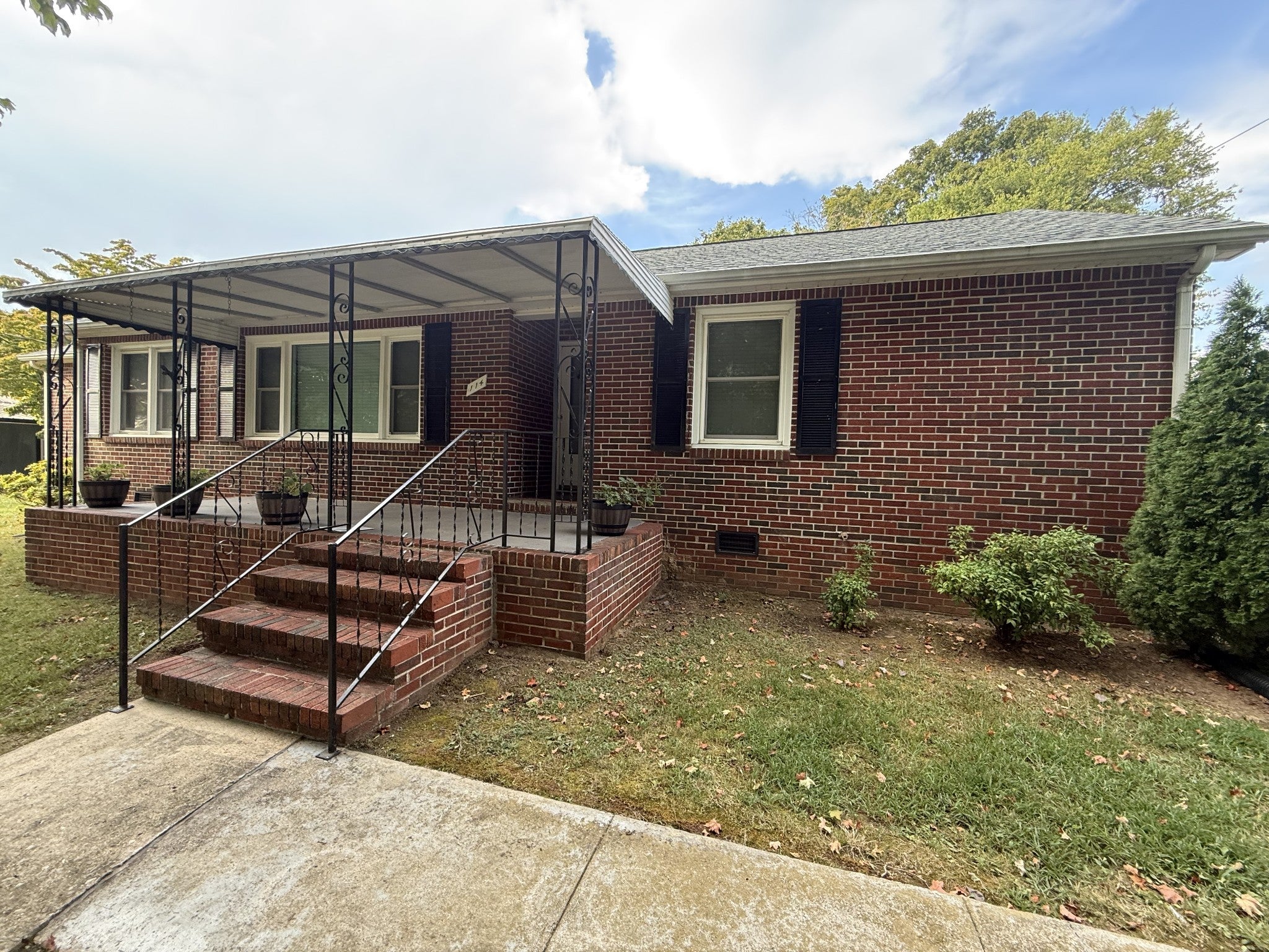 114 Hillcrest Dr