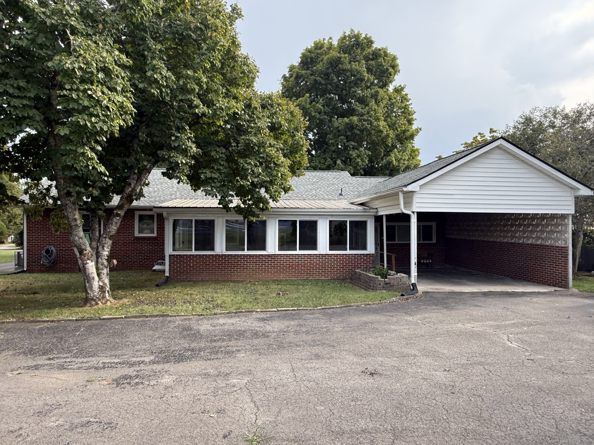 114 Hillcrest Dr