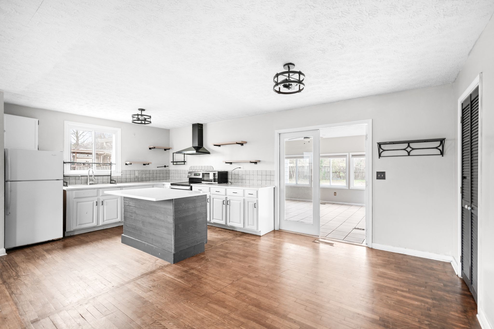 Nashville, Tennessee 37211, United States, 3 Bedrooms Bedrooms, ,2 BathroomsBathrooms,Residential,Active,256812