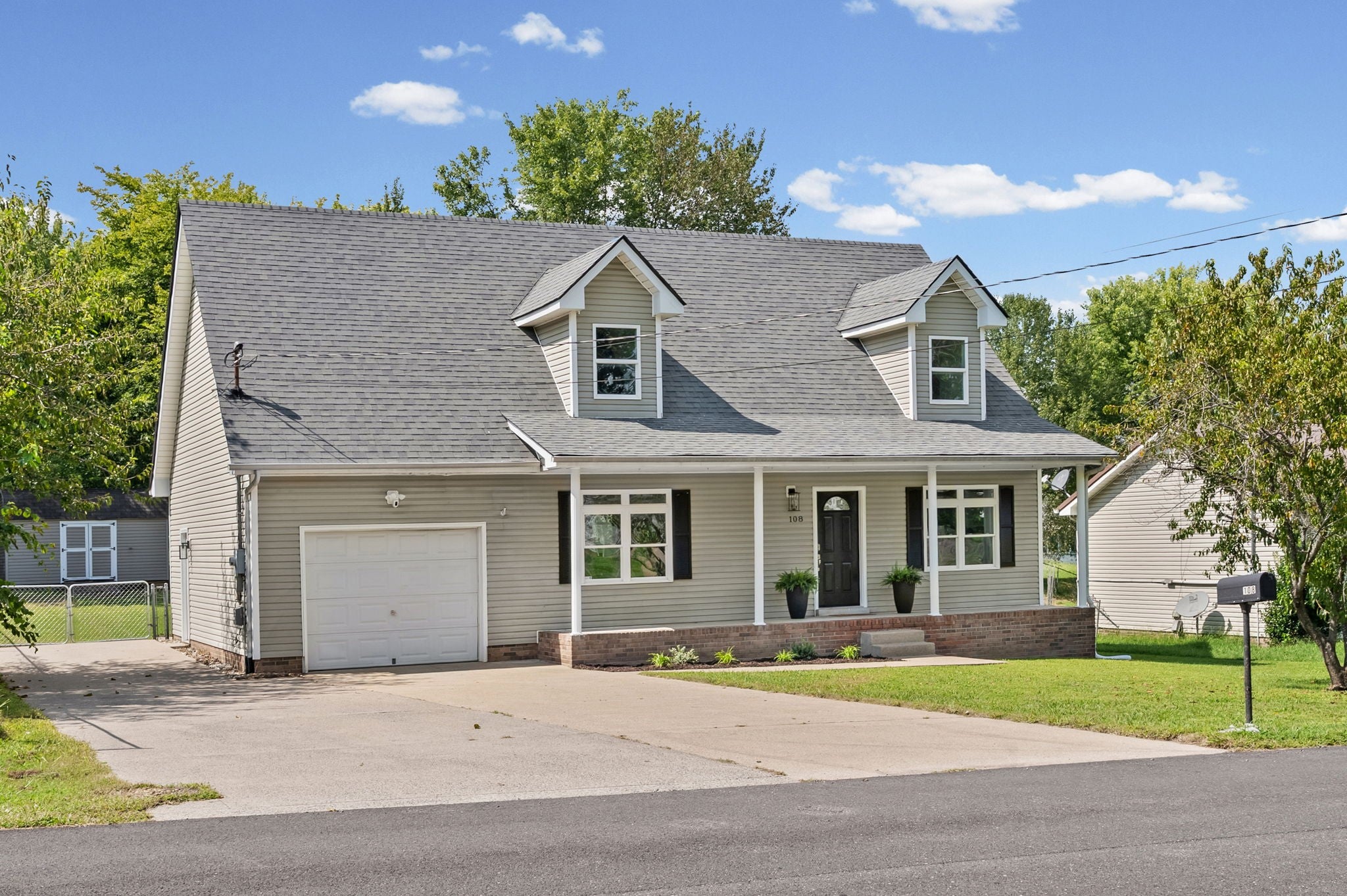 108 Oak Tree Dr