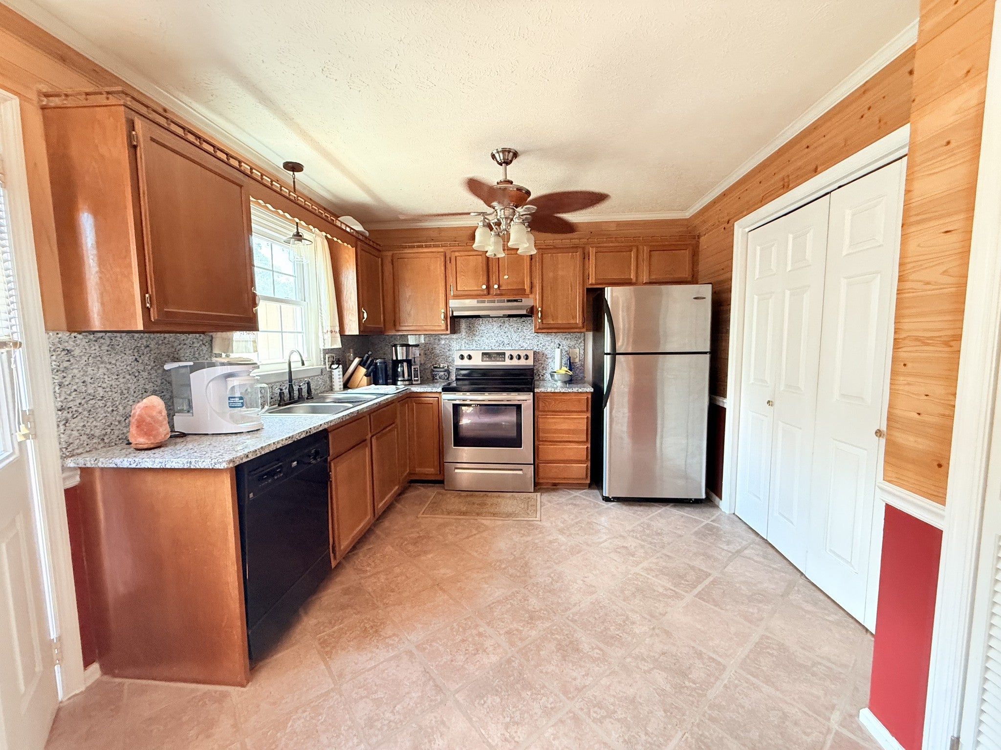 810 Lewis Ct