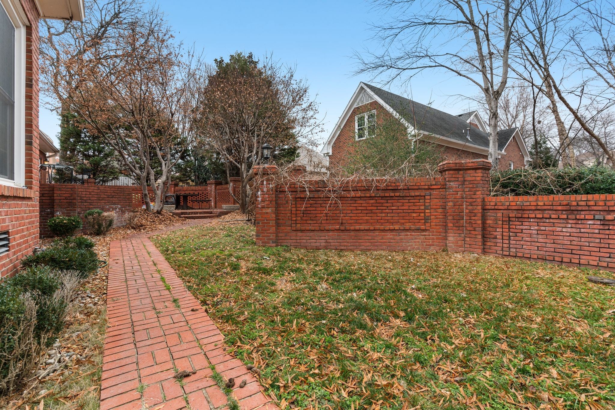126 N Country Club Dr
