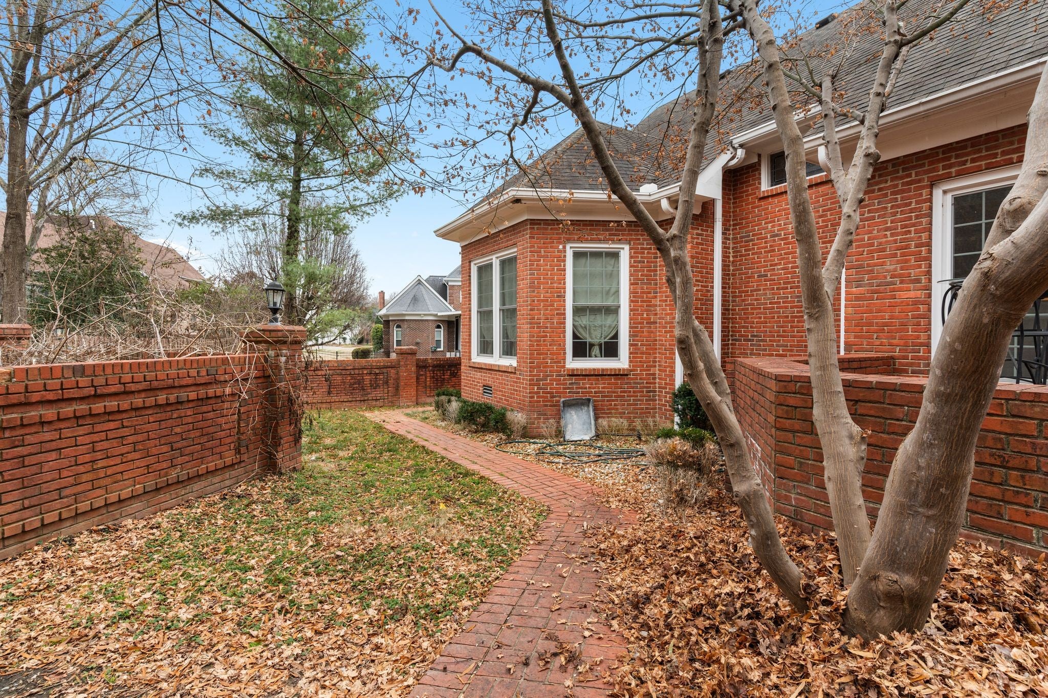 126 N Country Club Dr