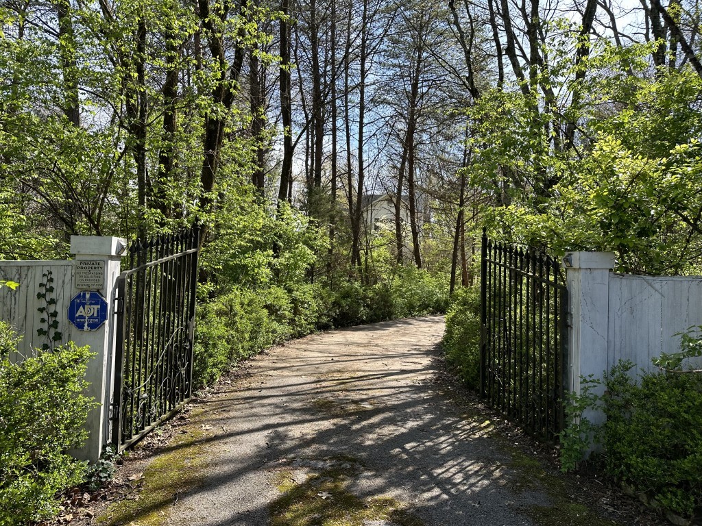 9665 Split Log Rd