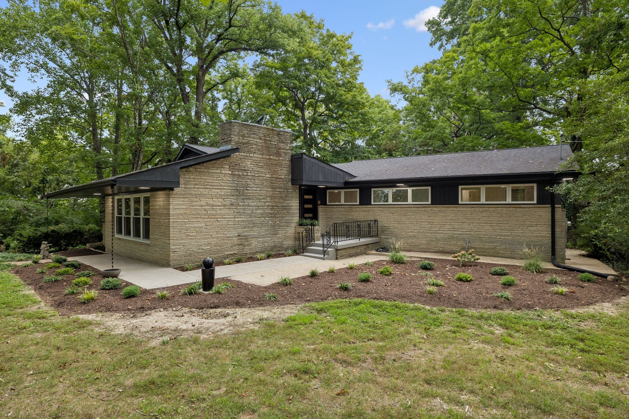 5572 Highway 76 E