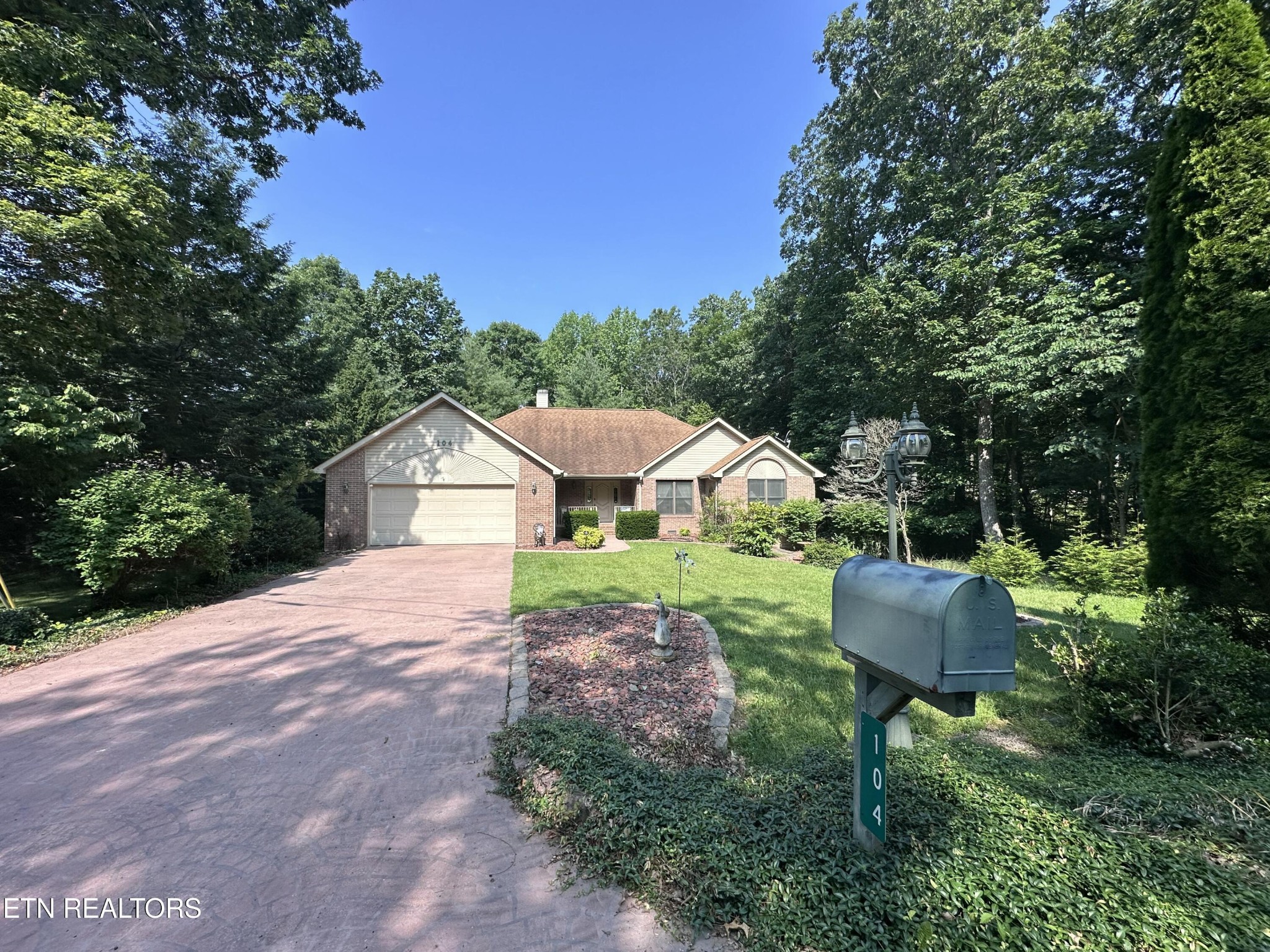 104 Flossmoor Circle