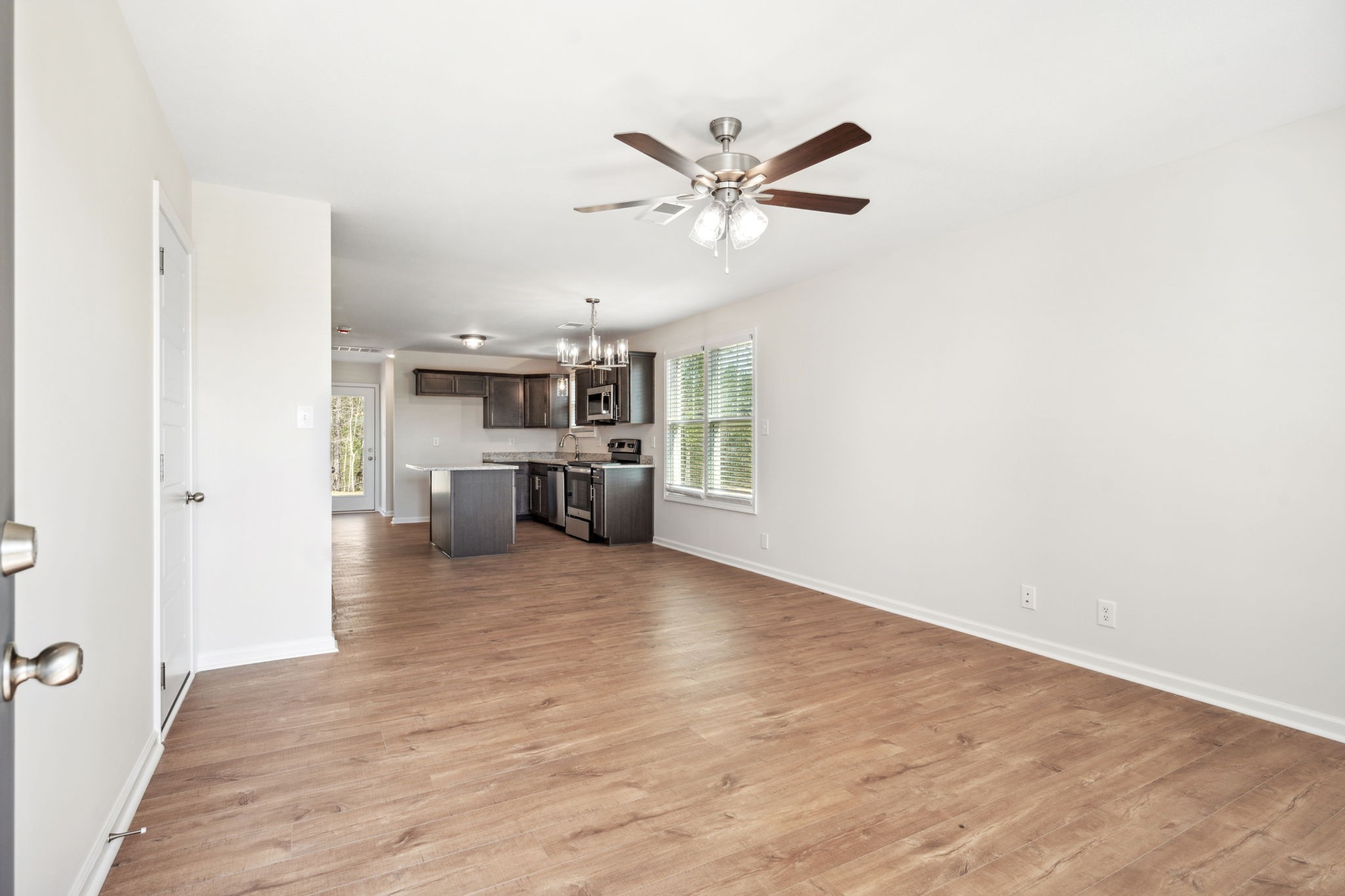 Clarksville, Tennessee 37043, United States, 3 Bedrooms Bedrooms, ,3 BathroomsBathrooms,Residential,Pending,39840