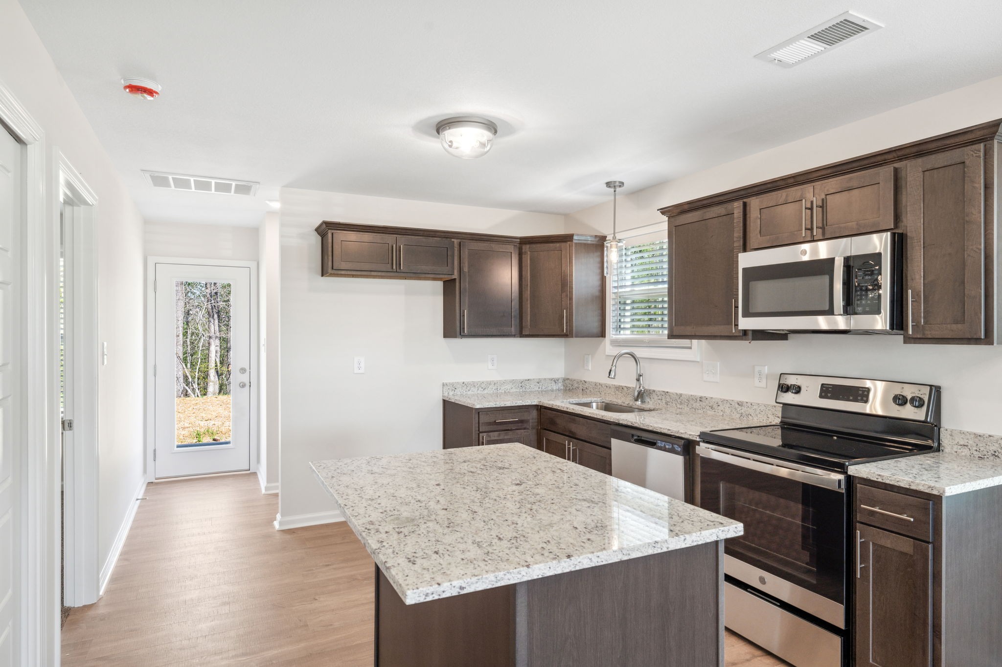 Clarksville, Tennessee 37043, United States, 3 Bedrooms Bedrooms, ,3 BathroomsBathrooms,Residential,Pending,39840