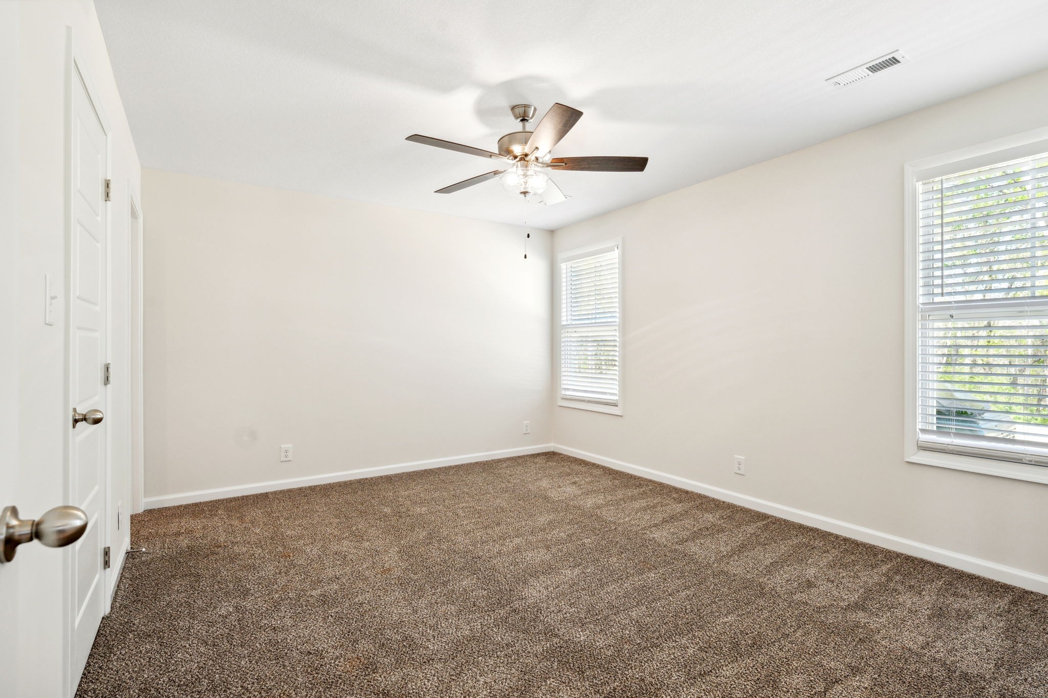 Clarksville, Tennessee 37043, United States, 3 Bedrooms Bedrooms, ,3 BathroomsBathrooms,Residential,Pending,39840