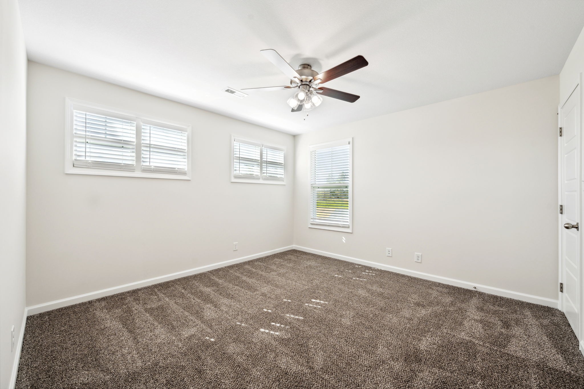 Clarksville, Tennessee 37043, United States, 3 Bedrooms Bedrooms, ,3 BathroomsBathrooms,Residential,Pending,39840