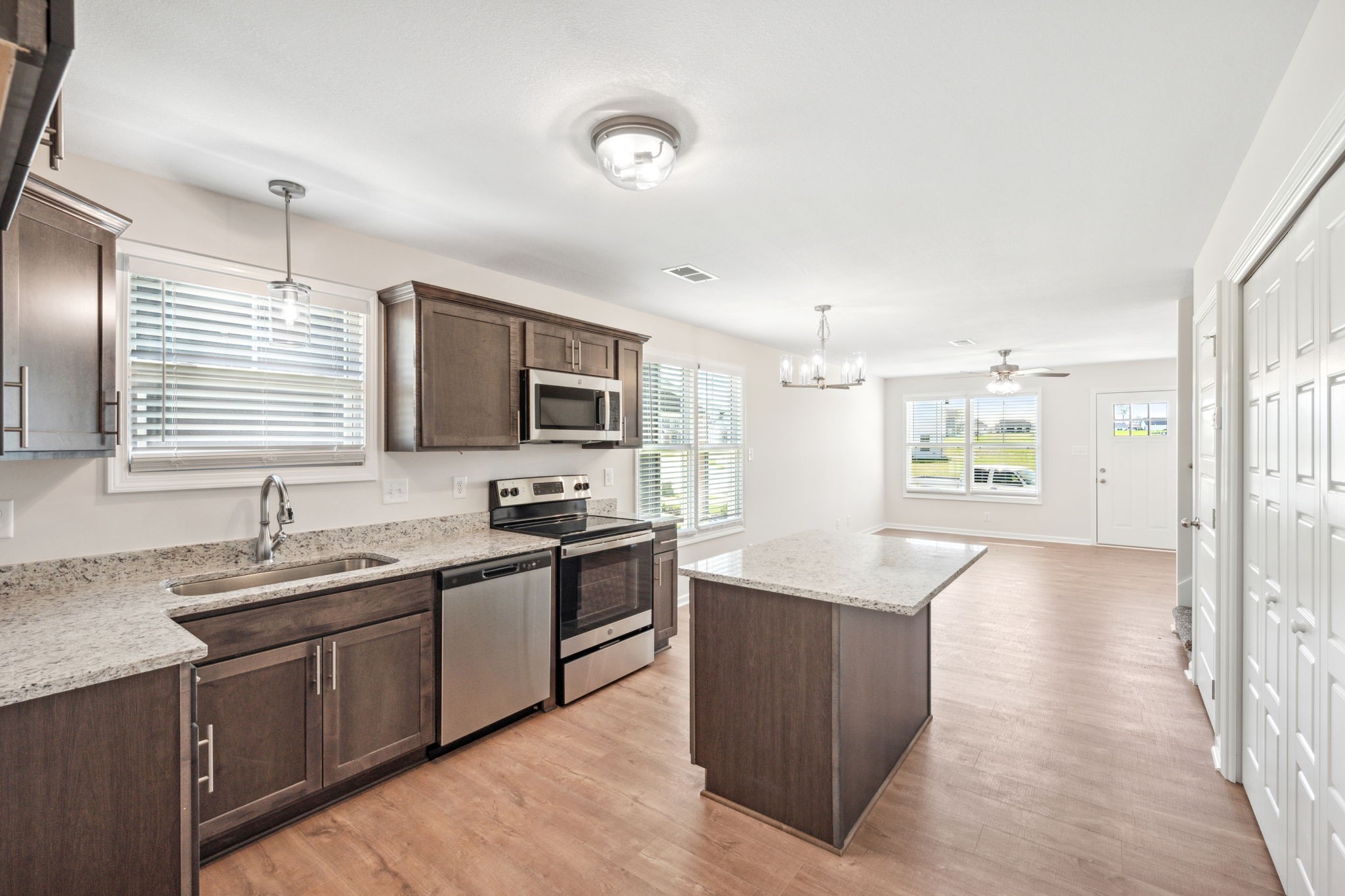 Clarksville, Tennessee 37043, United States, 3 Bedrooms Bedrooms, ,3 BathroomsBathrooms,Residential,Pending,39840