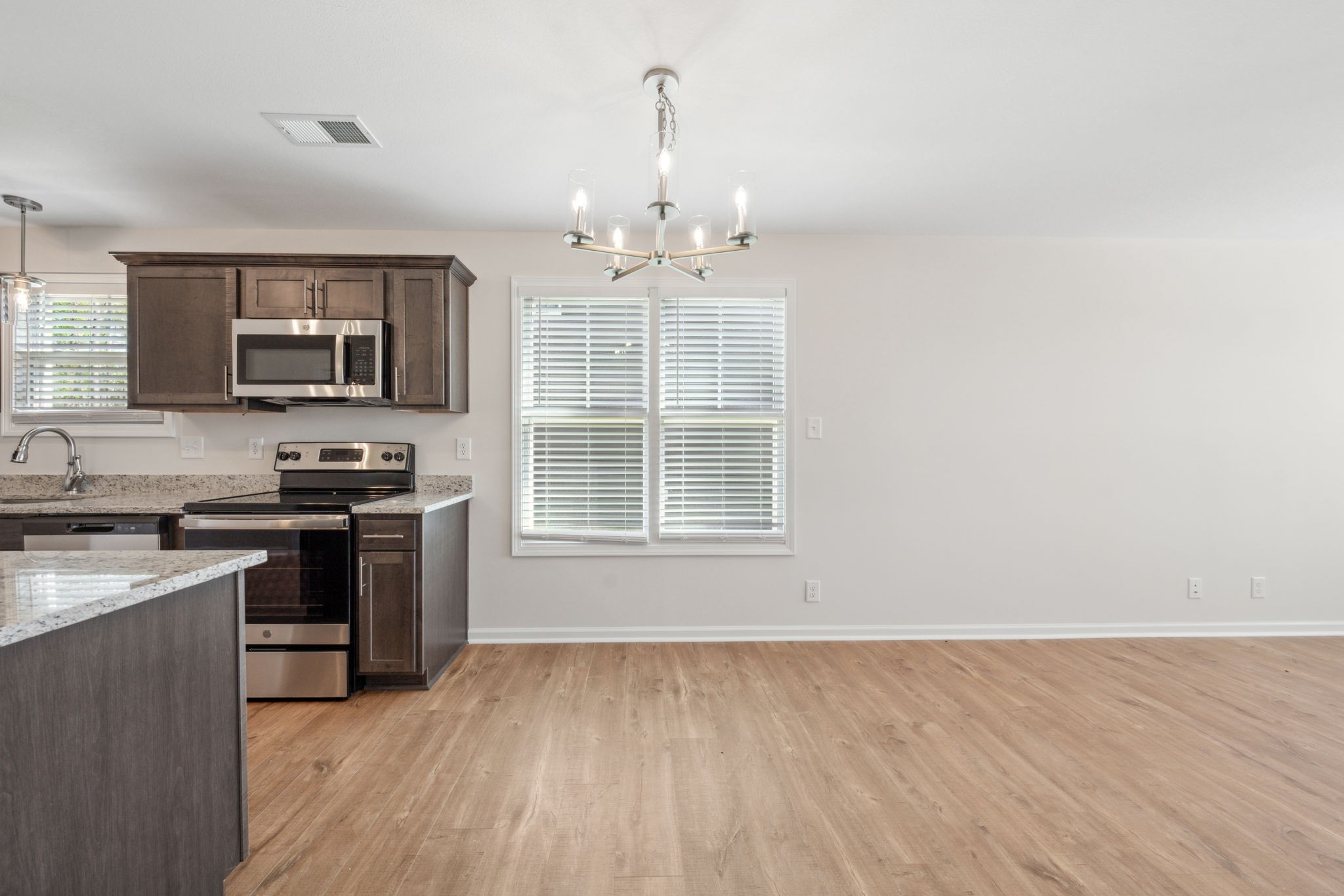 Clarksville, Tennessee 37043, United States, 3 Bedrooms Bedrooms, ,3 BathroomsBathrooms,Residential,Pending,39840