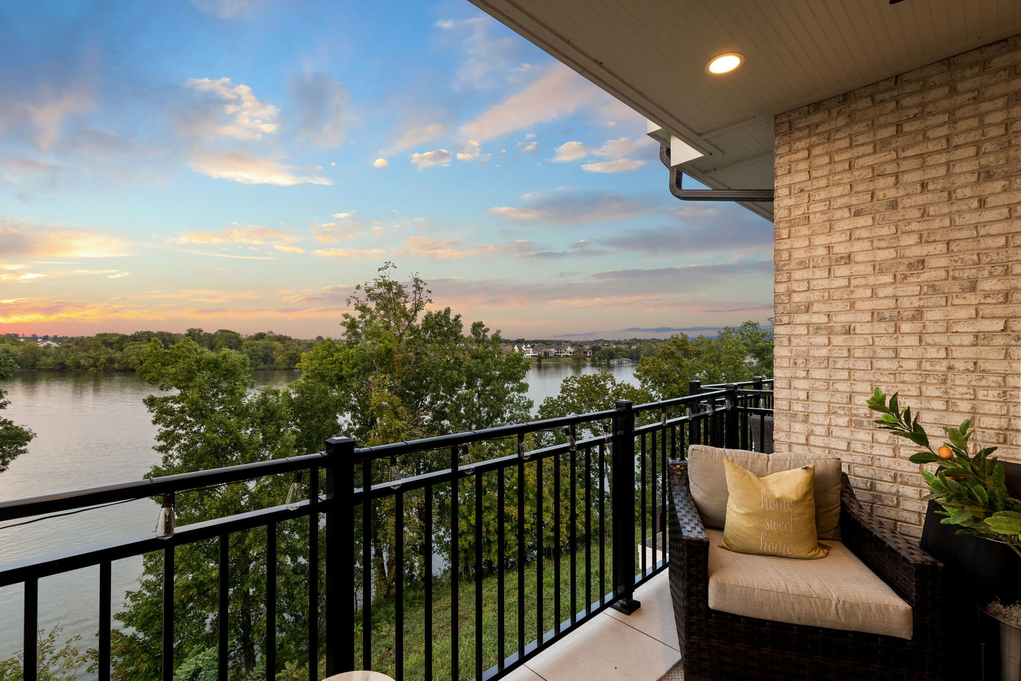 1024 Club View Dr F201