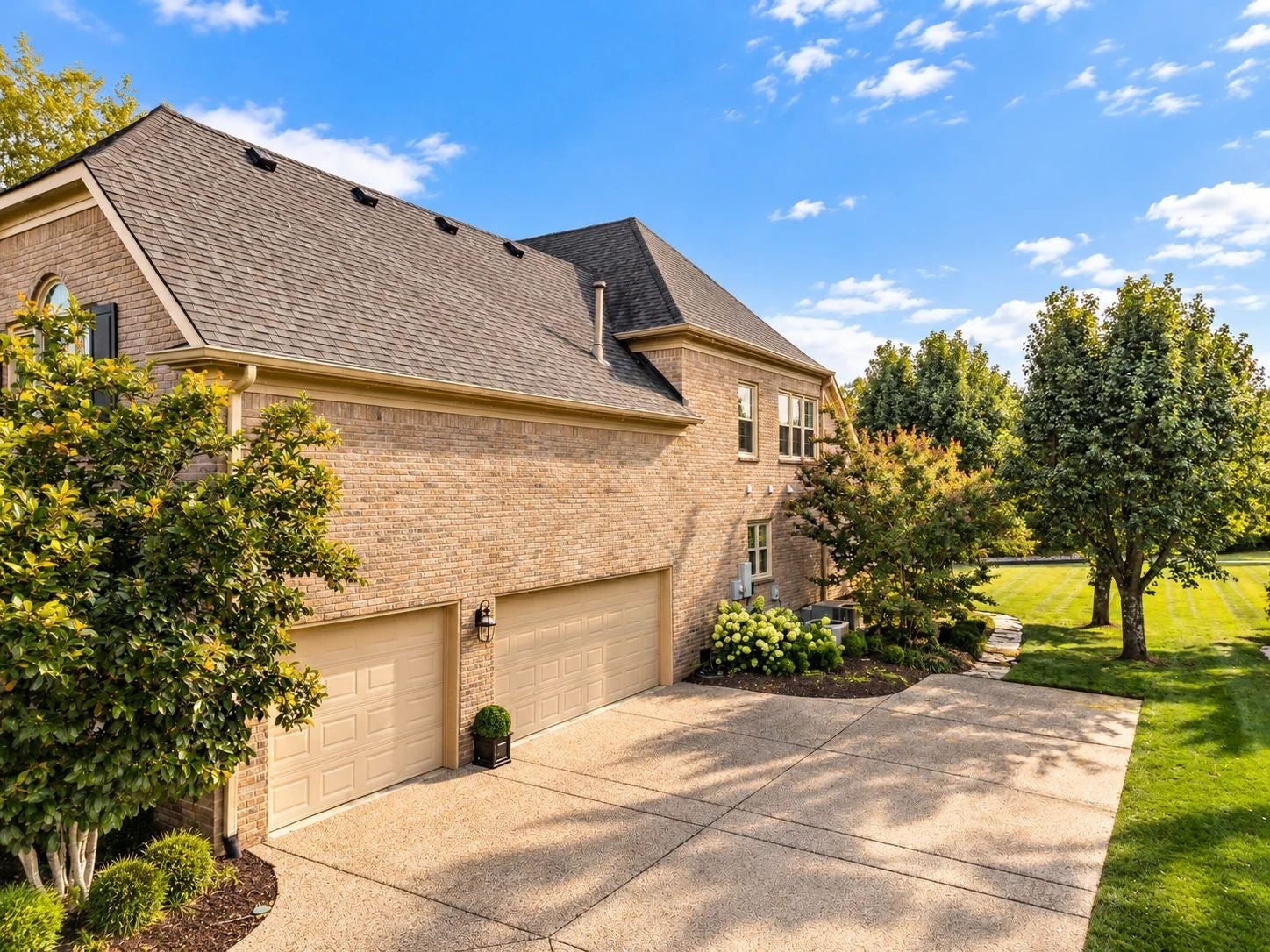 2405 Deerbourne Dr