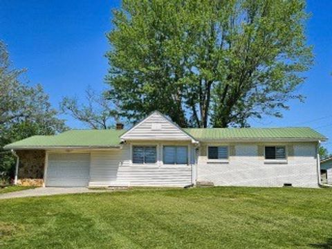 204 Lake St SE Livingston TN 38570