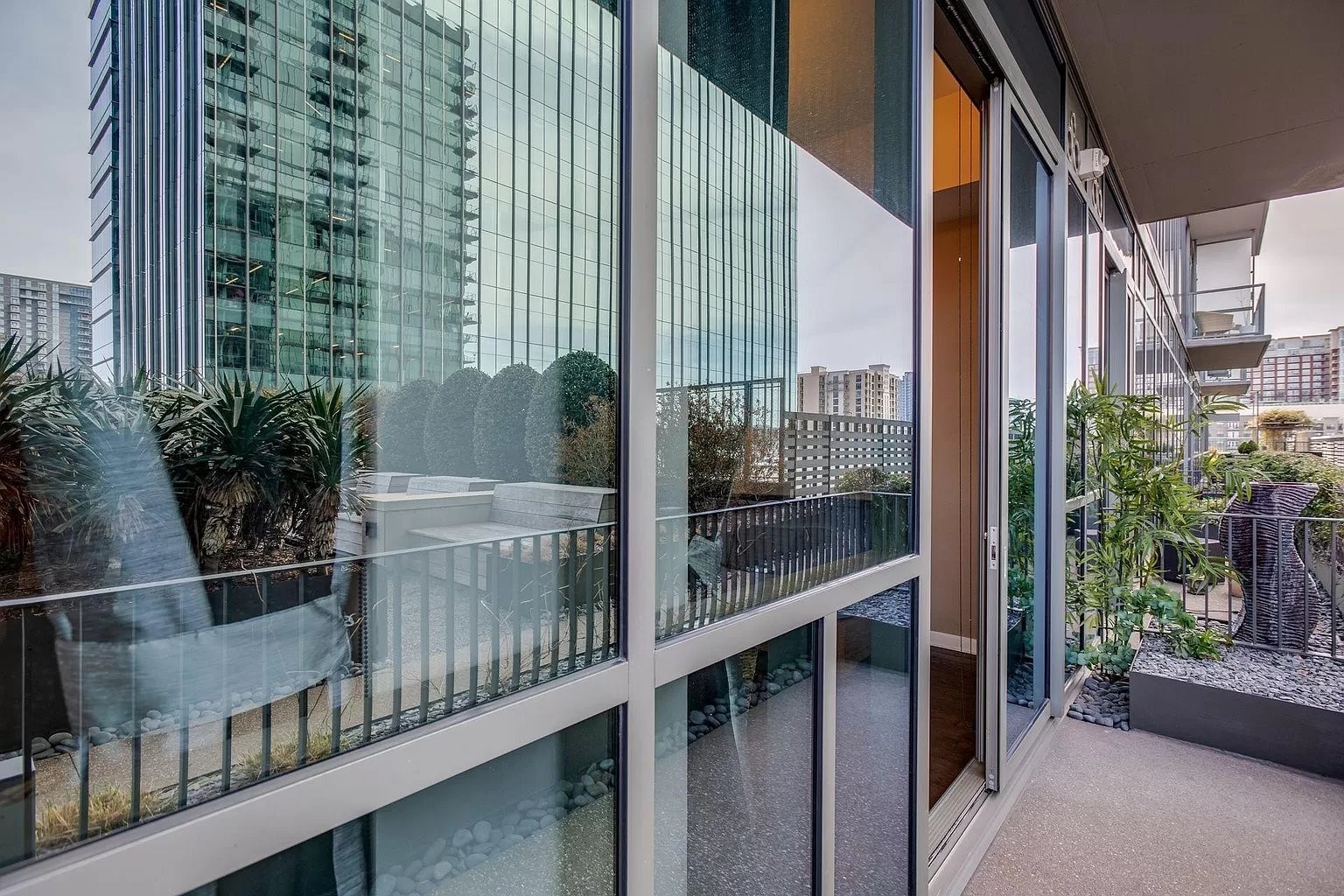 Nashville, Tennessee 37203, United States, 2 Bedrooms Bedrooms, ,2 BathroomsBathrooms,Residential,Active,81562