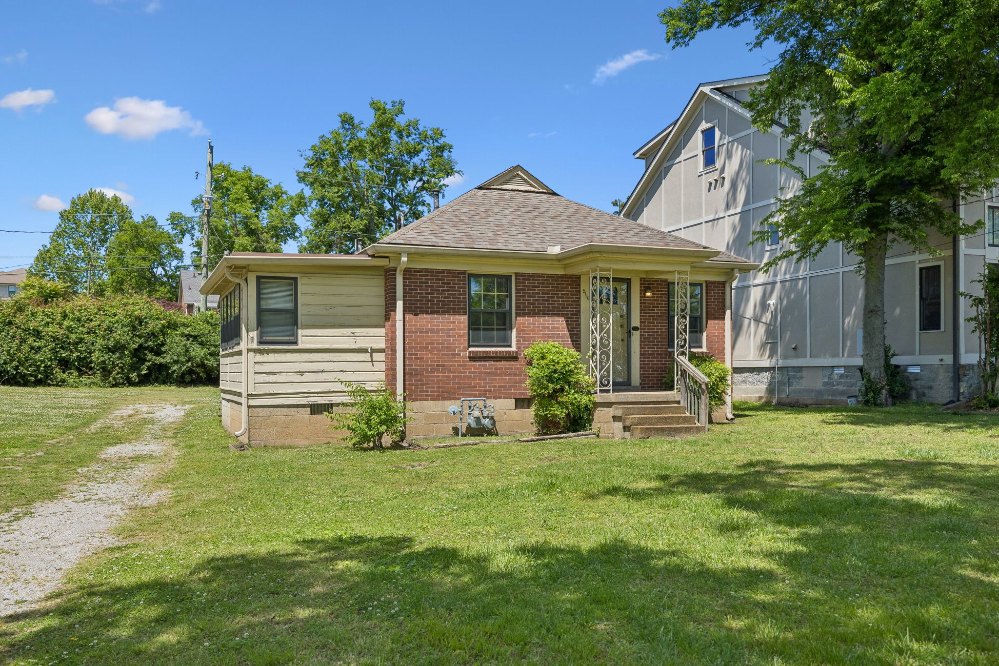 2110A W Linden Ave