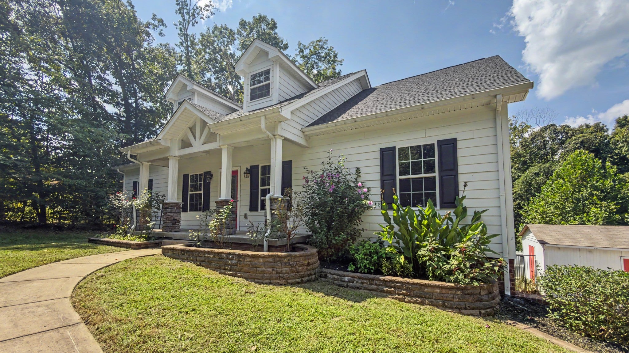 111 Lakeland Dr