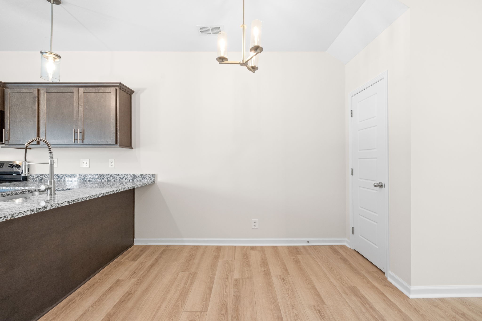 Clarksville, Tennessee 37043, United States, 2 Bedrooms Bedrooms, ,3 BathroomsBathrooms,Residential,Active,103436