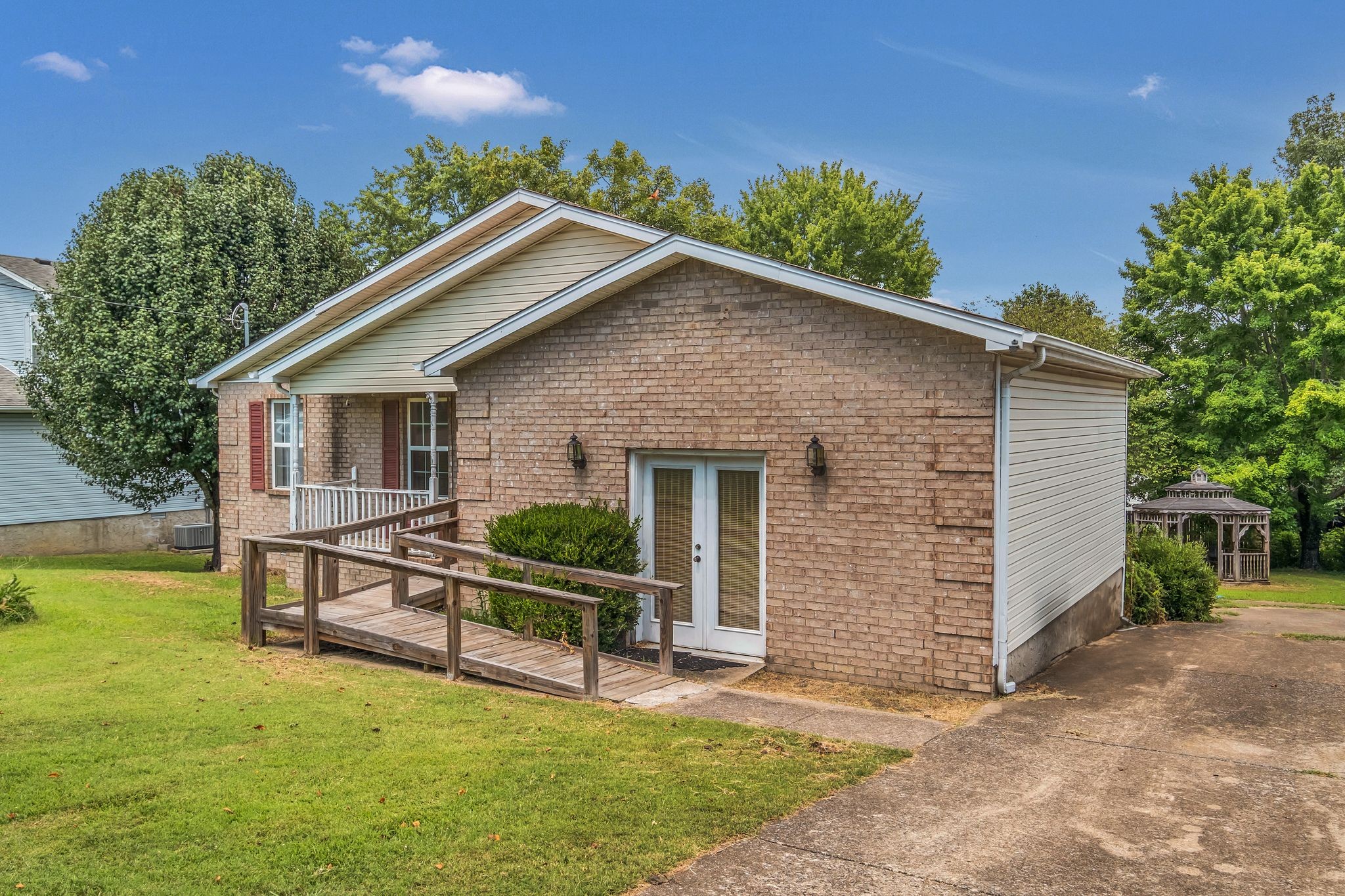 242 Lake Forest Dr