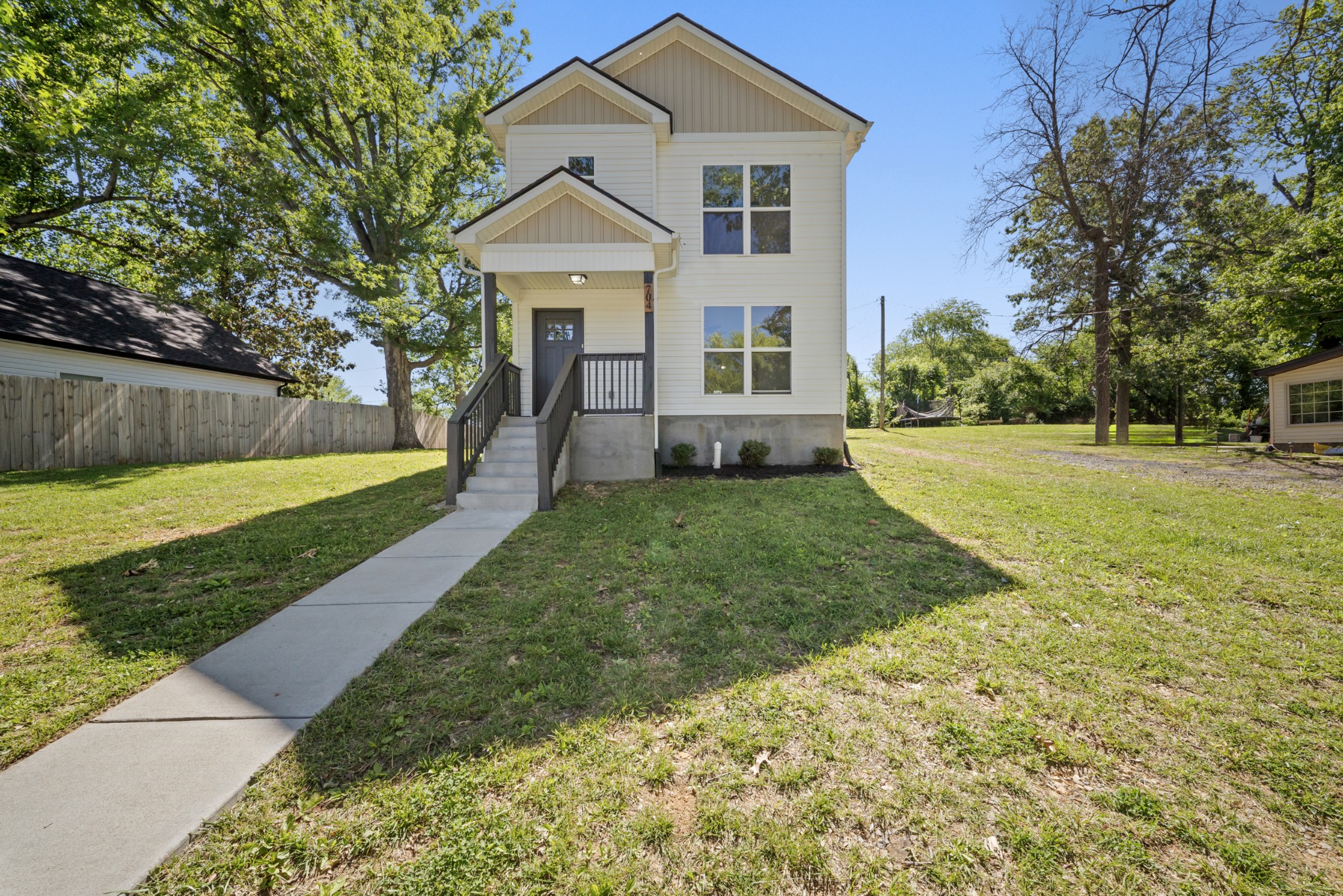 704 Perry Dr