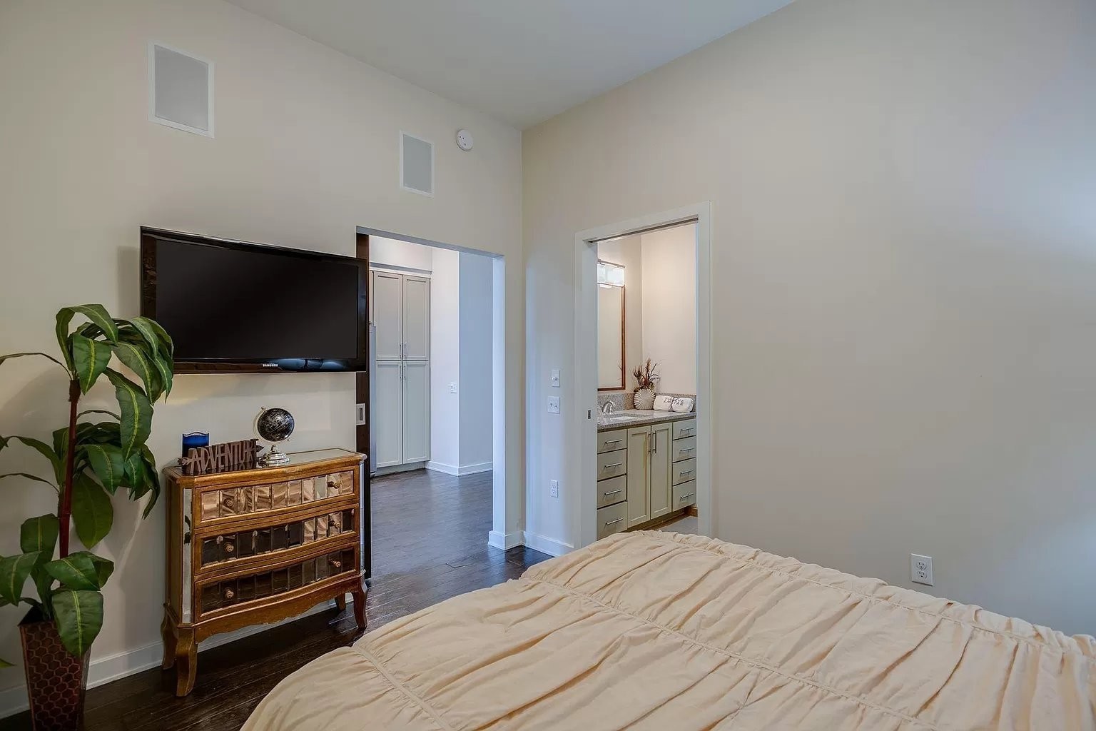 Nashville, Tennessee 37203, United States, 2 Bedrooms Bedrooms, ,2 BathroomsBathrooms,Residential,Active,144484