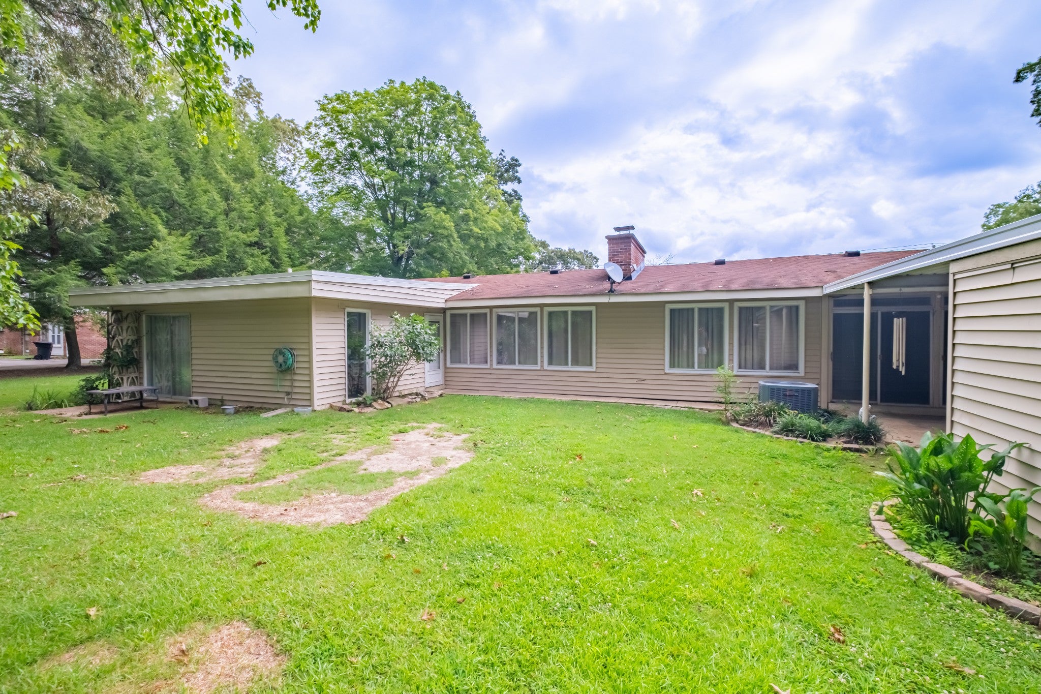 1915 Country Club Dr