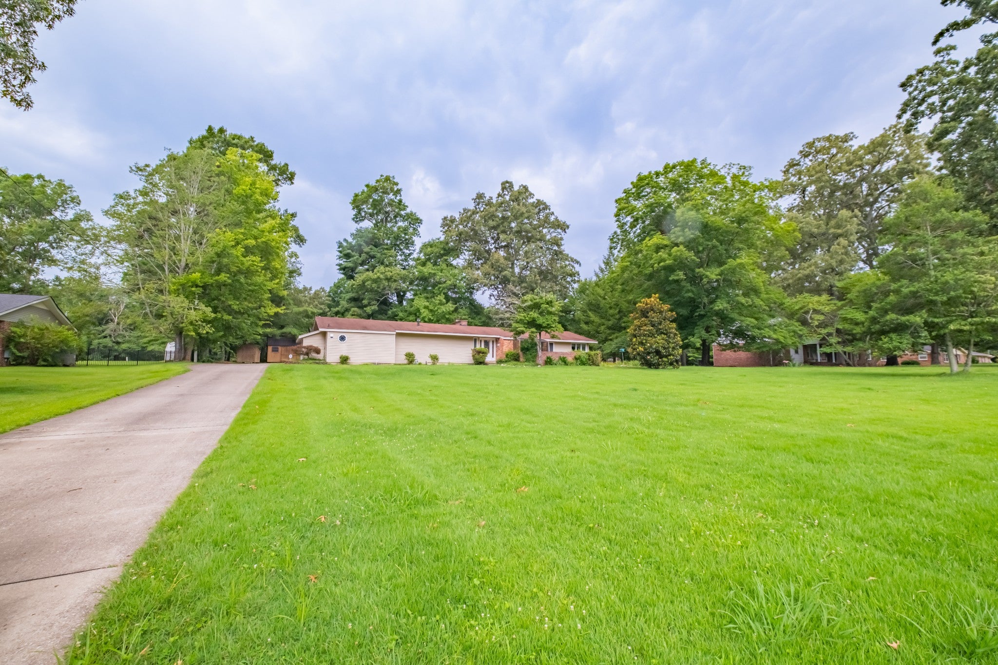 1915 Country Club Dr