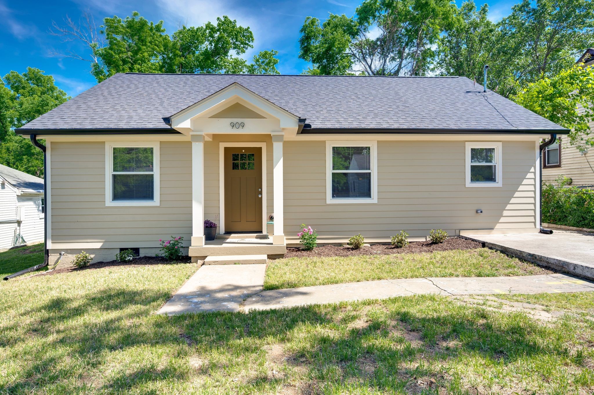 909 Oneida Ave