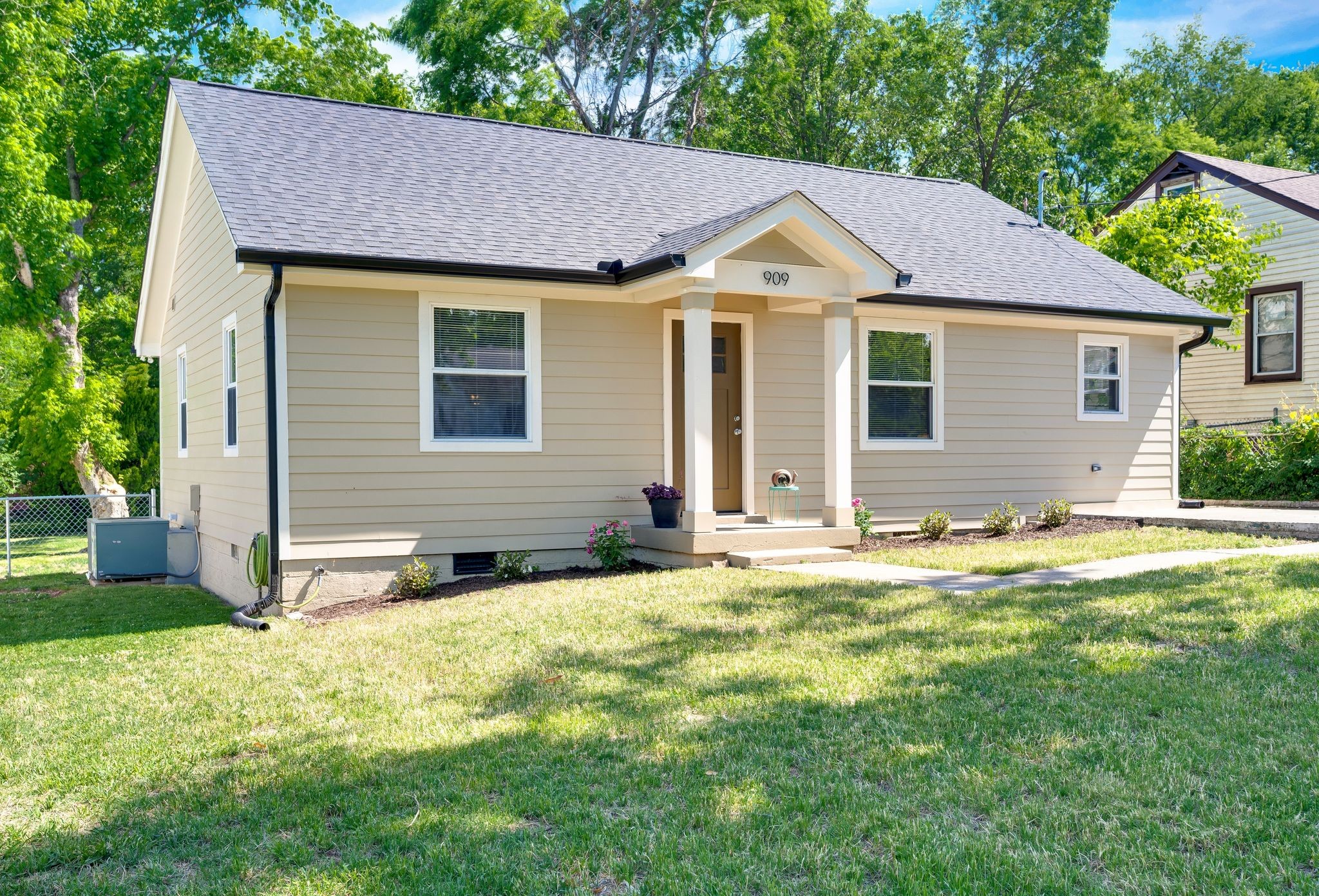 909 Oneida Ave