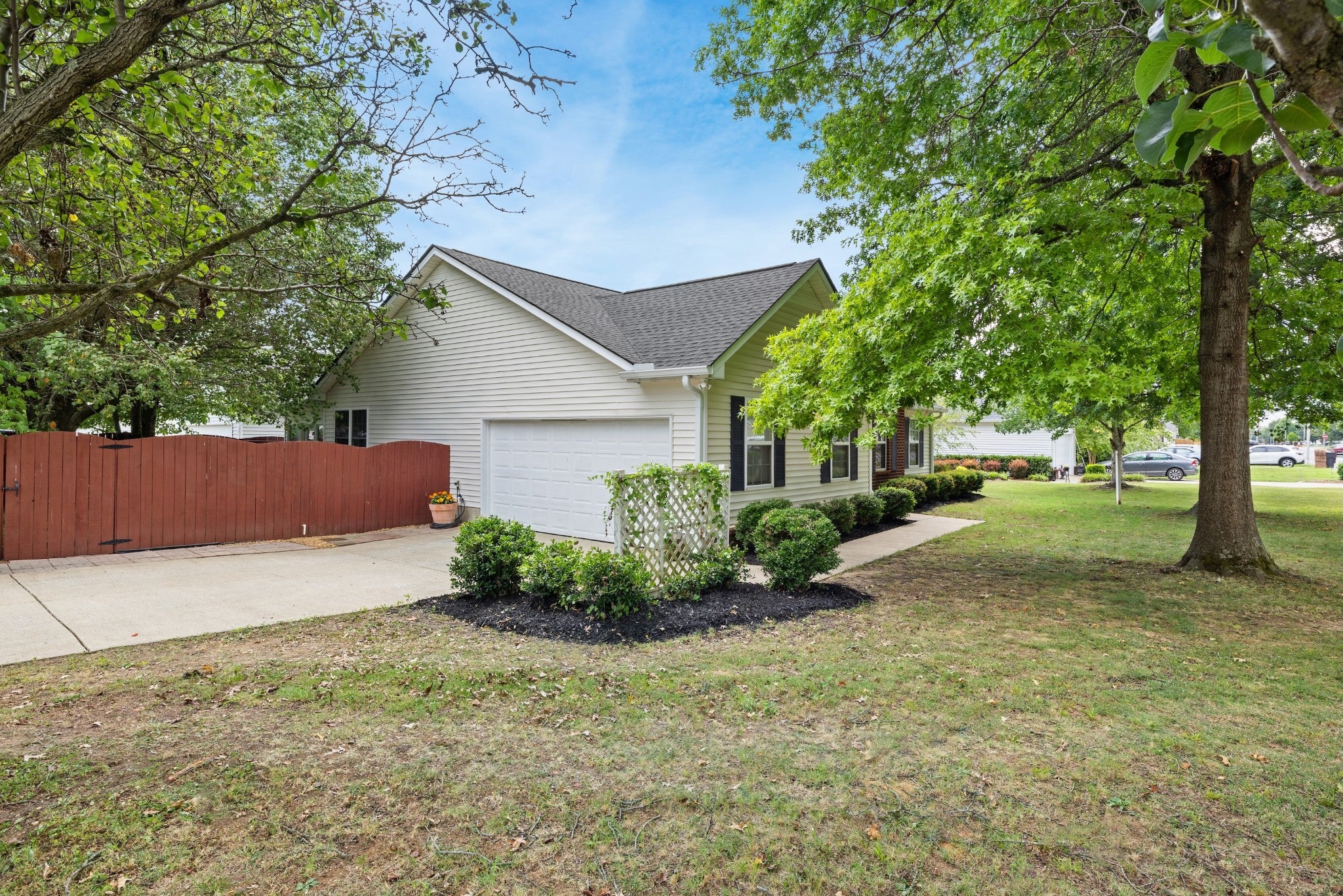 2735 Roscommon Dr