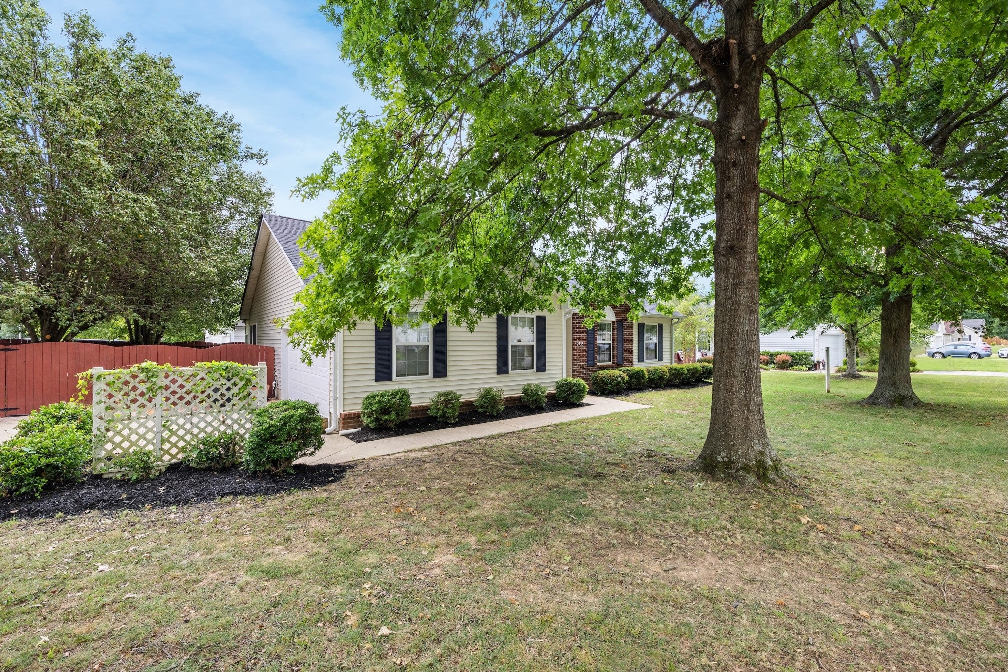 2735 Roscommon Dr