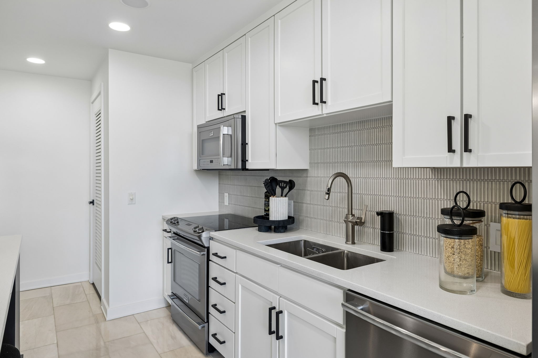 1212 Laurel 406