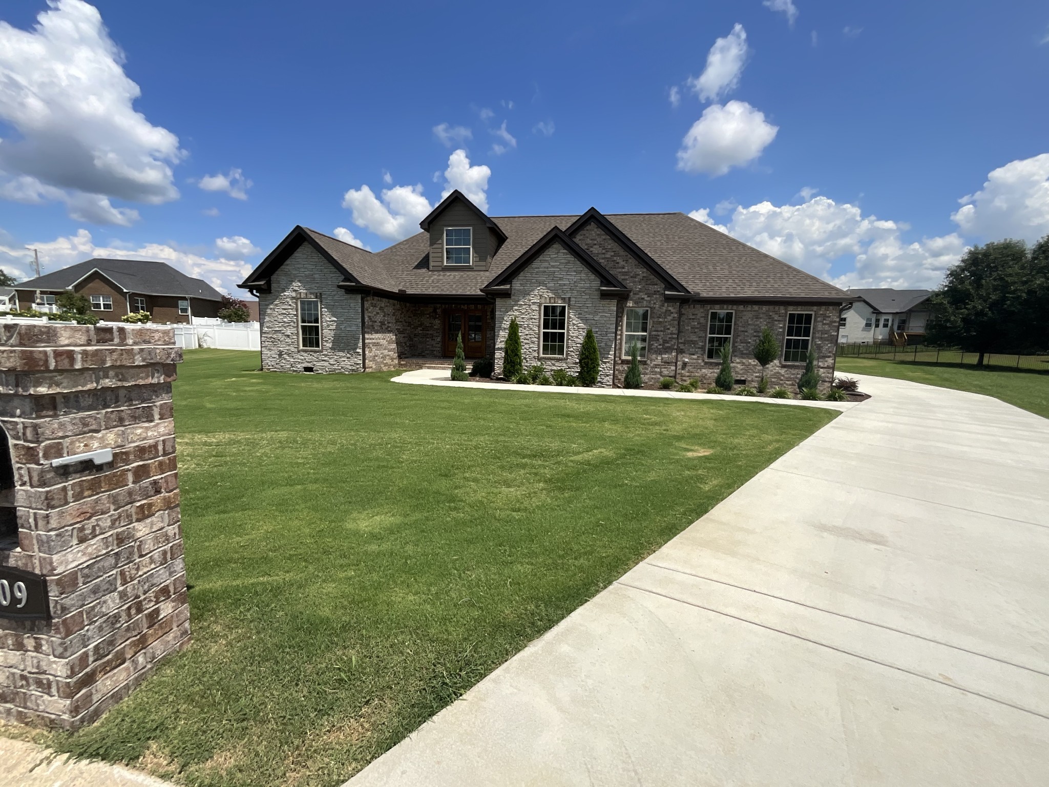 309 Honeysuckle Ln