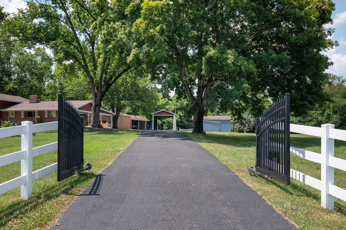1386 Long Hollow Pike