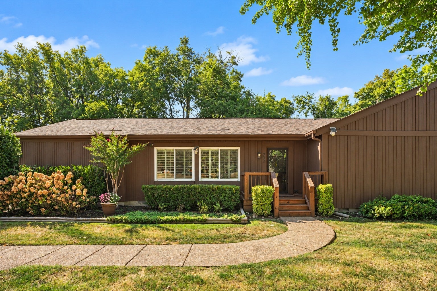 3-bed home sold in Nashville, TN 37221, 562 Doral Country Dr Single-story traditional home at 562 Doral Country Dr, Nashville, TN 37221, with brown board siding, a shingled roof and a curved walkway to the front door