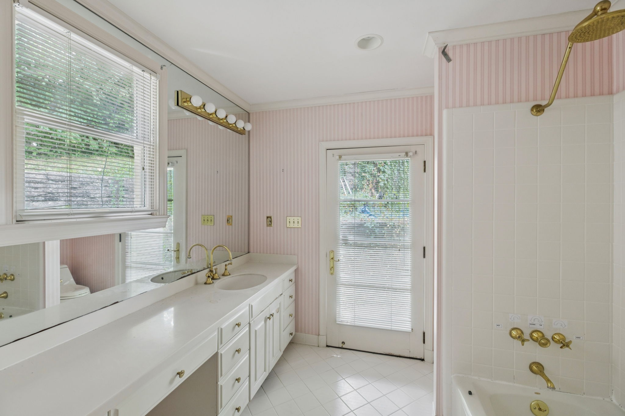 Nashville, Tennessee 37205, United States, 3 Bedrooms Bedrooms, ,4 BathroomsBathrooms,Residential,Pending,191552