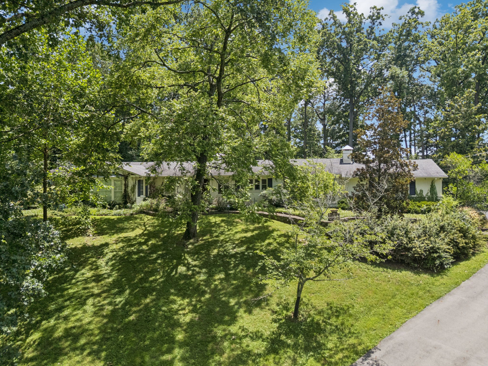 Nashville, Tennessee 37205, United States, 3 Bedrooms Bedrooms, ,4 BathroomsBathrooms,Residential,Pending,191552