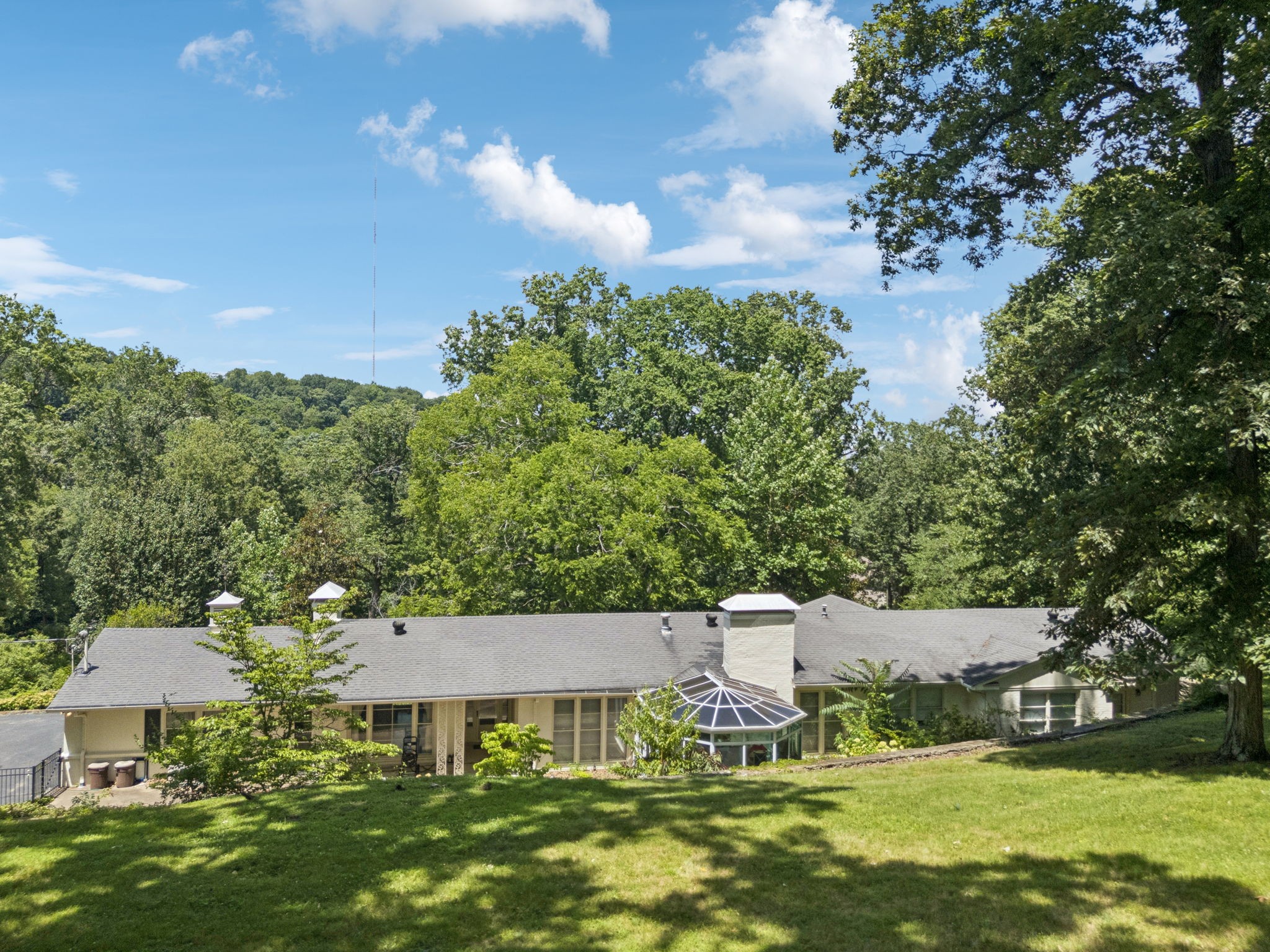 Nashville, Tennessee 37205, United States, 3 Bedrooms Bedrooms, ,4 BathroomsBathrooms,Residential,Pending,191552