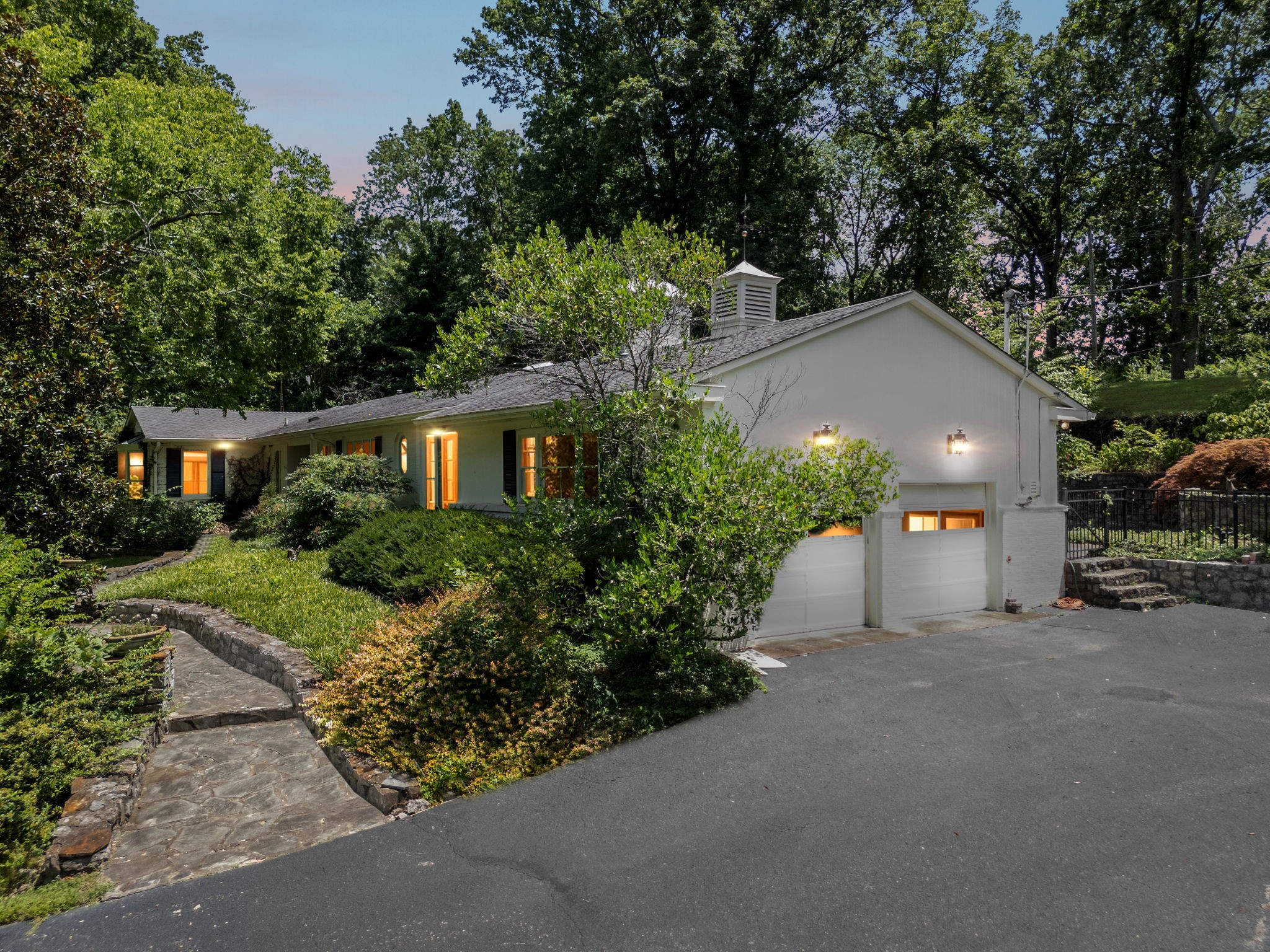 Nashville, Tennessee 37205, United States, 3 Bedrooms Bedrooms, ,4 BathroomsBathrooms,Residential,Pending,191552