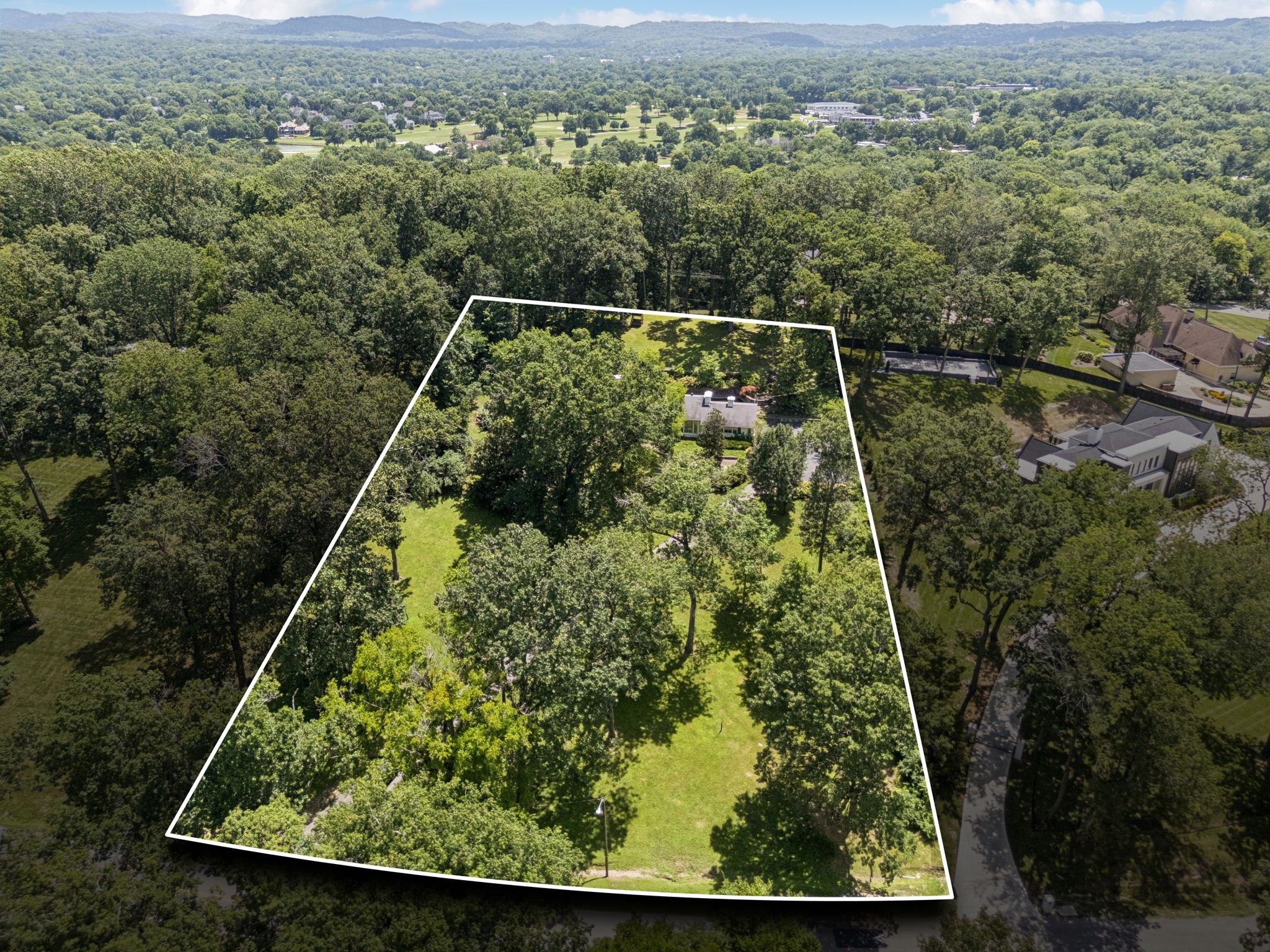 Nashville, Tennessee 37205, United States, 3 Bedrooms Bedrooms, ,4 BathroomsBathrooms,Residential,Pending,191552